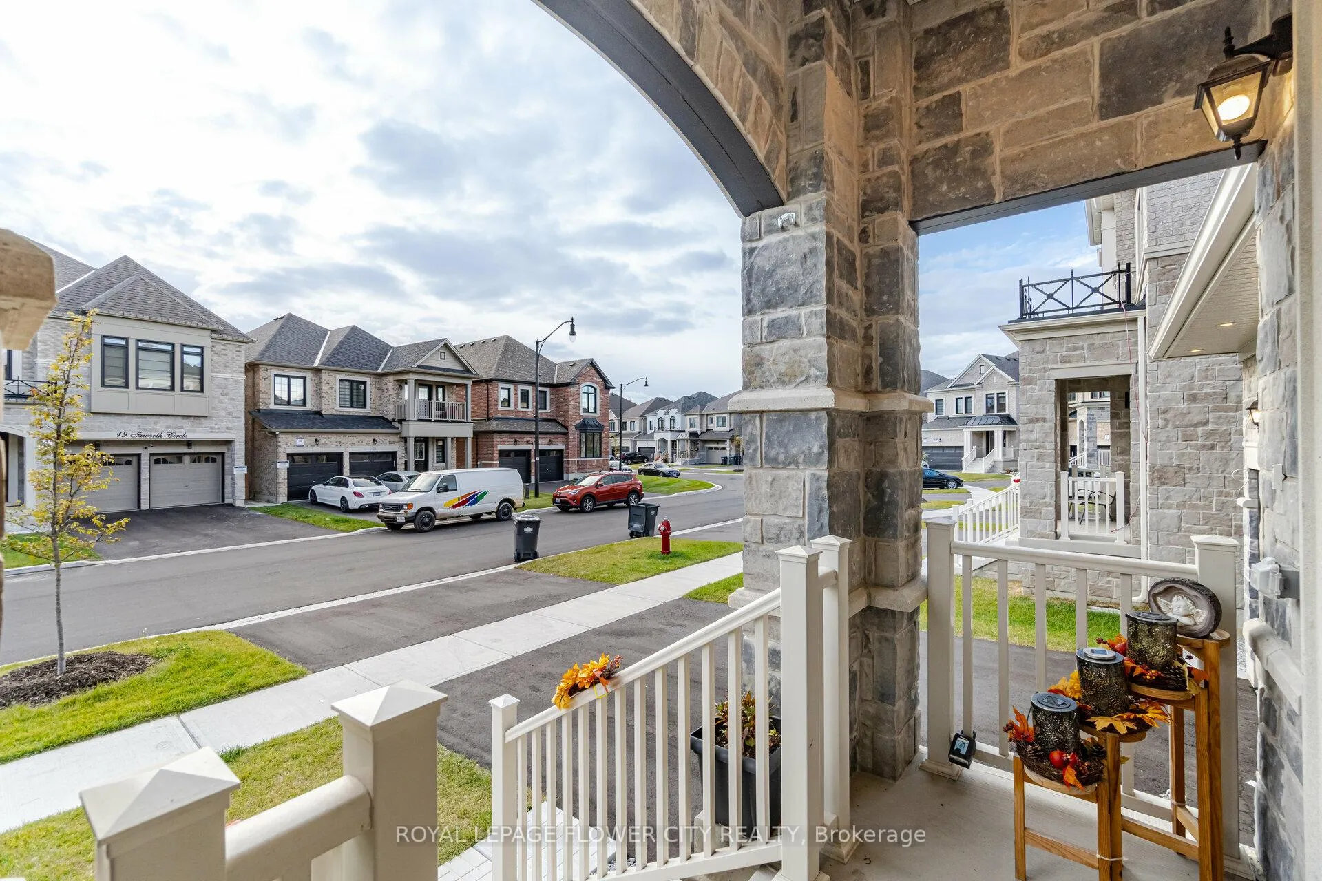 Photo 4 of 8 Ixworth Circle, Brampton, Bram West — HOMEH