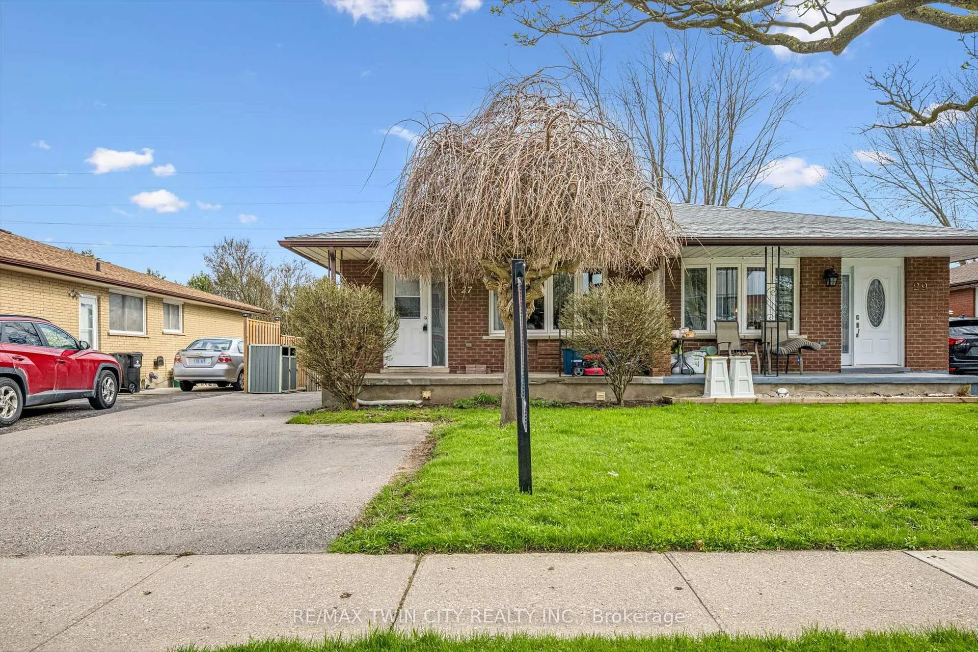 Photo 1 of 27 Vicmount Drive, Kitchener — HOMEH