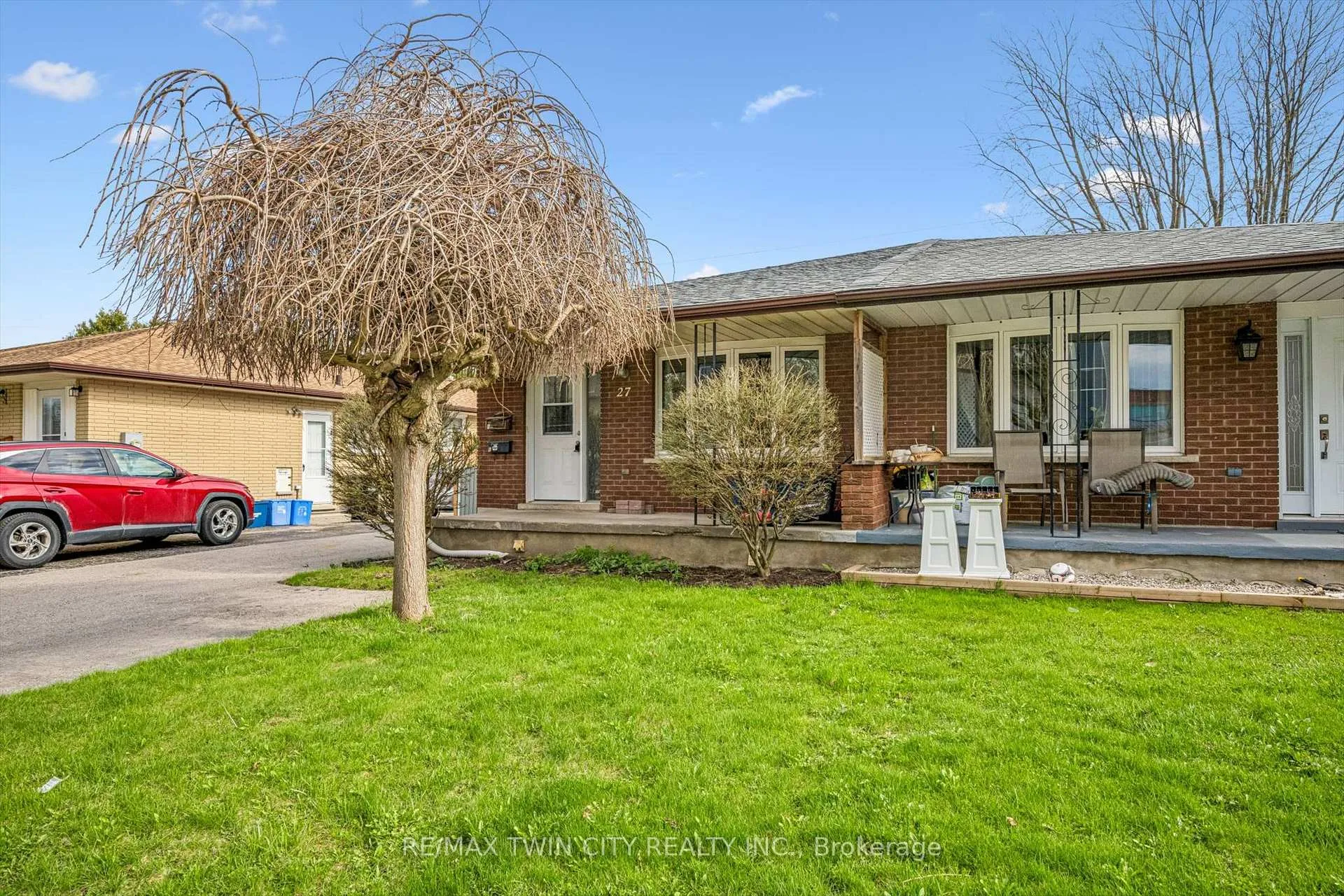 Photo 2 of 27 Vicmount Drive, Kitchener — HOMEH