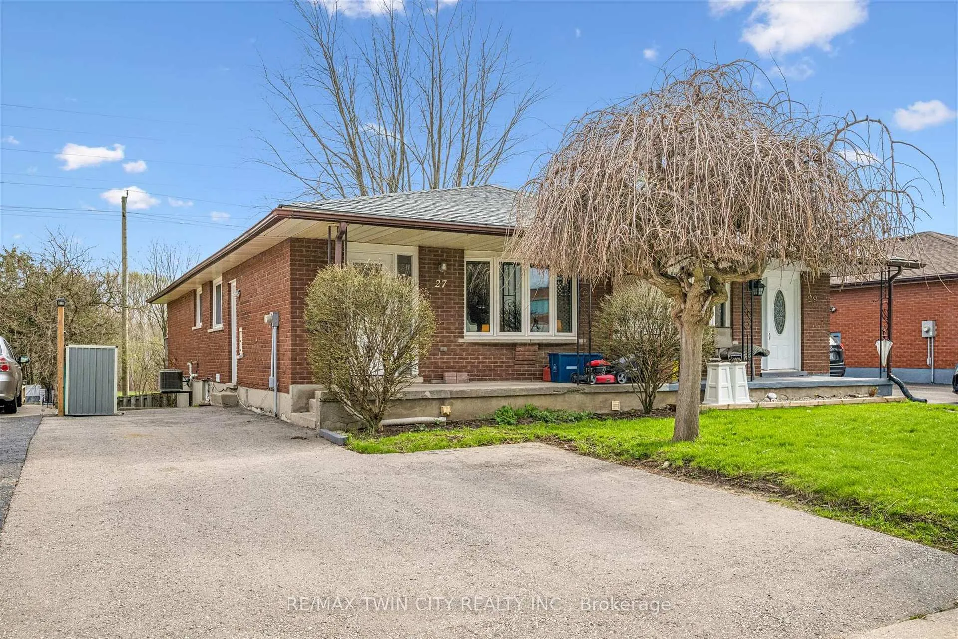 Photo 3 of 27 Vicmount Drive, Kitchener — HOMEH