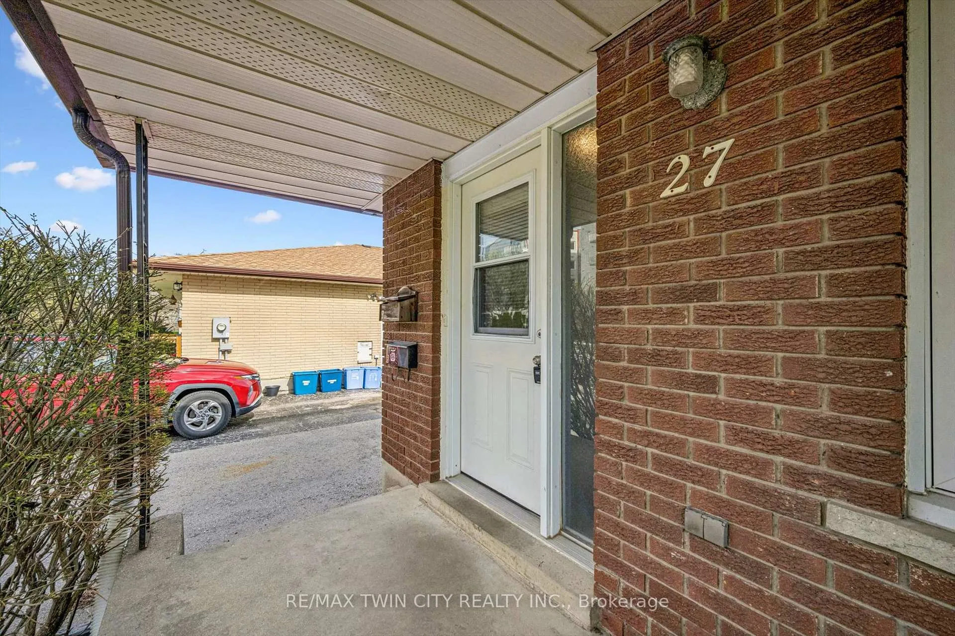 Photo 4 of 27 Vicmount Drive, Kitchener — HOMEH
