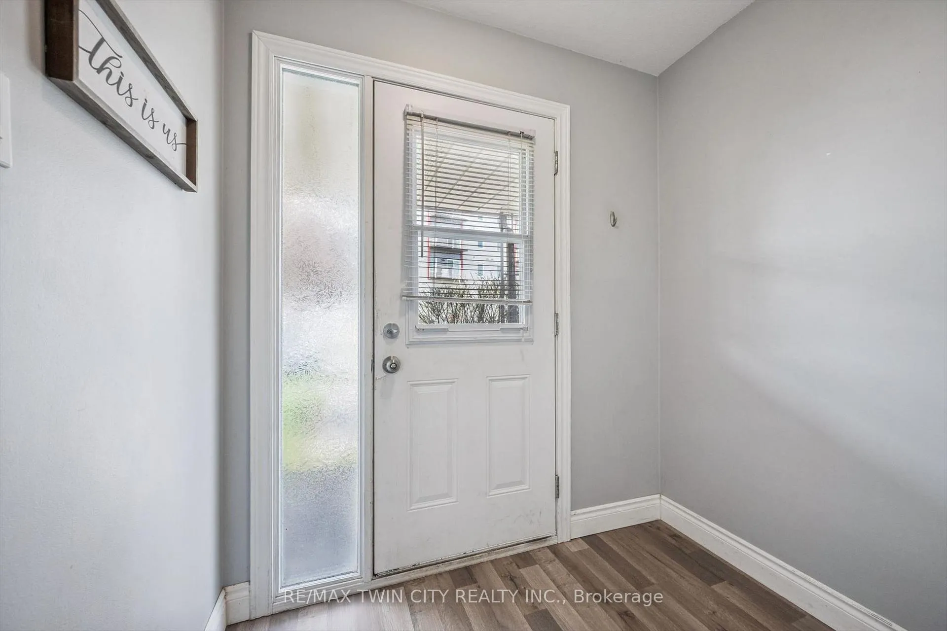 Photo 5 of 27 Vicmount Drive, Kitchener — HOMEH