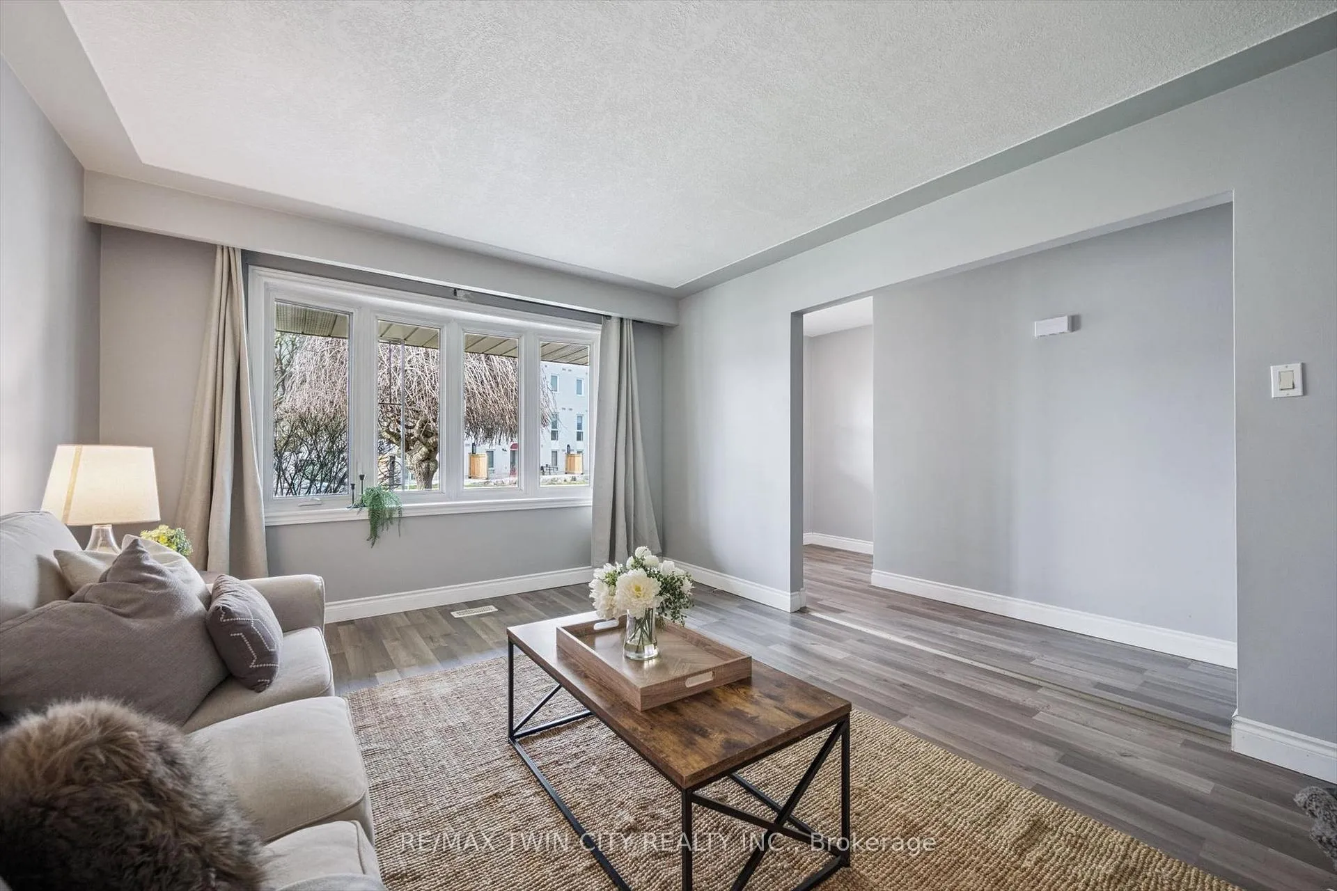 Photo 8 of 27 Vicmount Drive, Kitchener — HOMEH