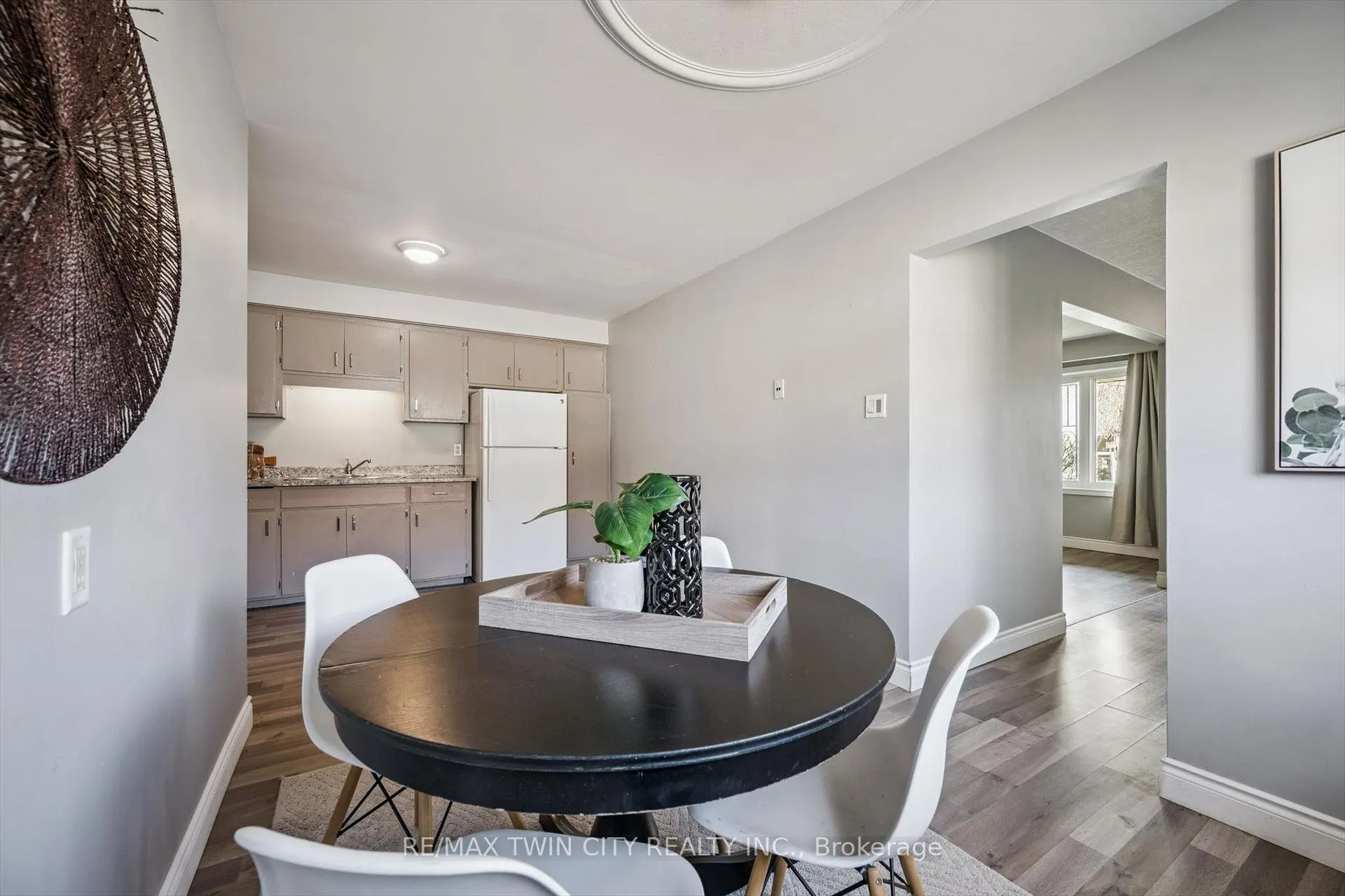 Photo 11 of 27 Vicmount Drive, Kitchener — HOMEH