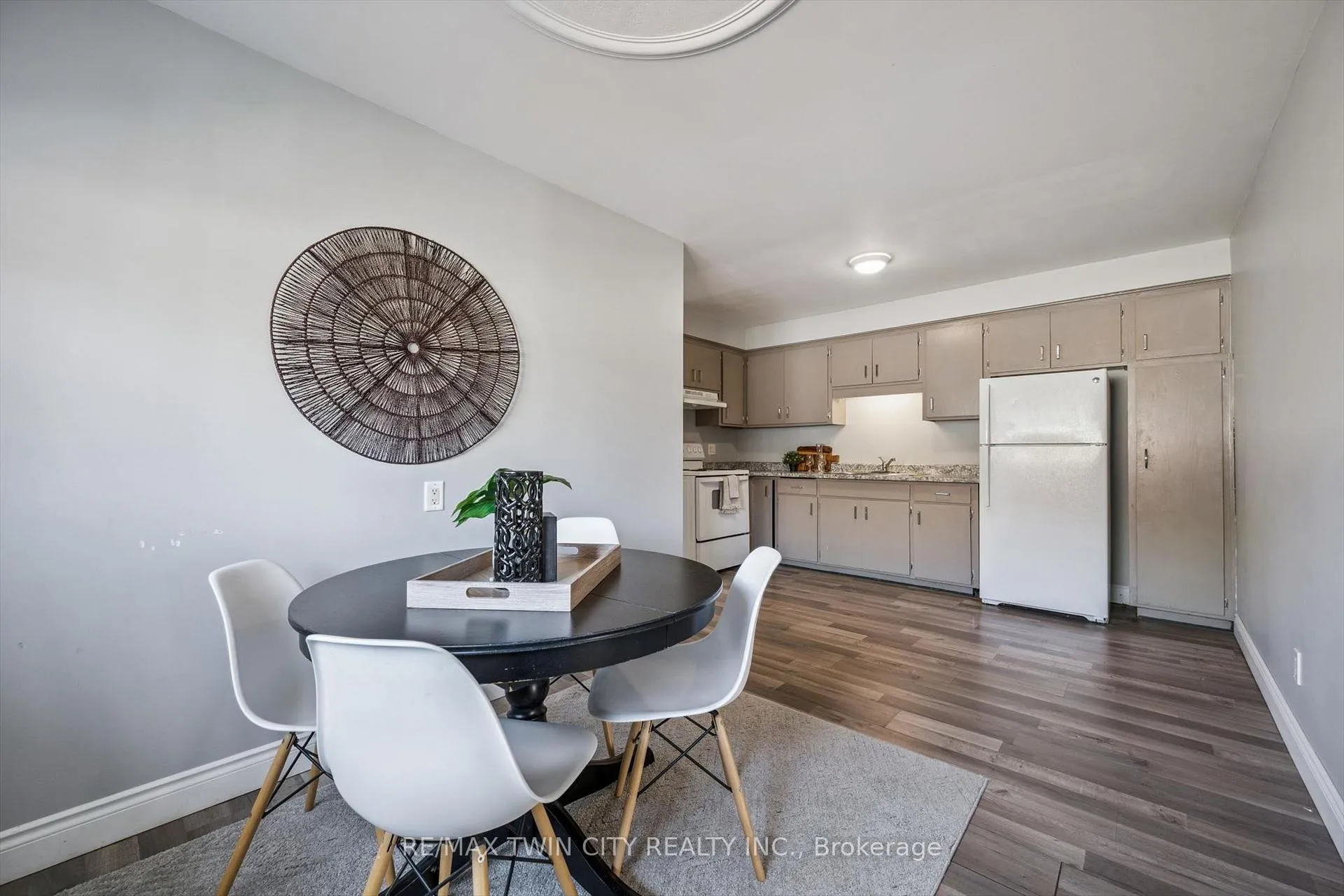 Photo 12 of 27 Vicmount Drive, Kitchener — HOMEH