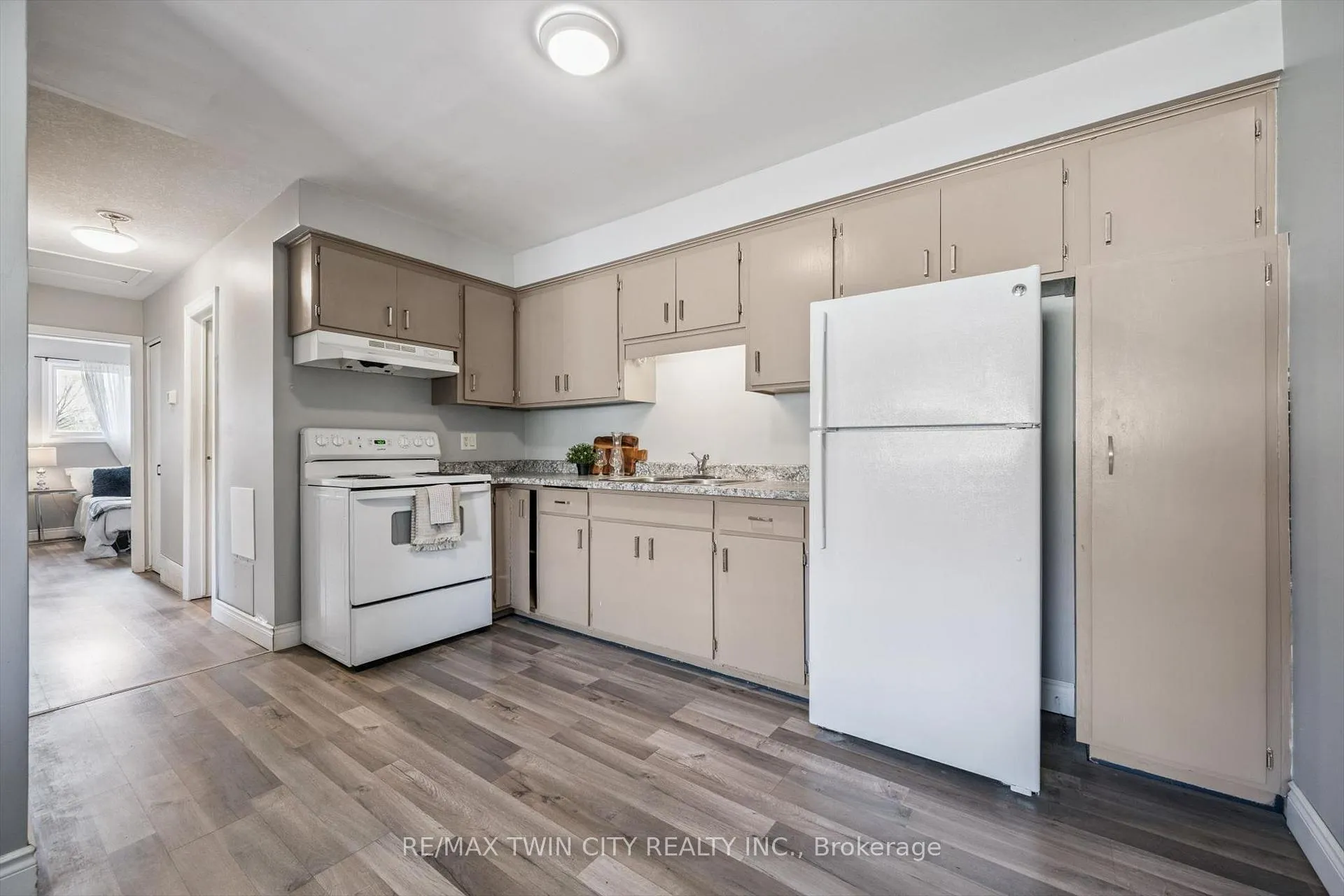 Photo 13 of 27 Vicmount Drive, Kitchener — HOMEH