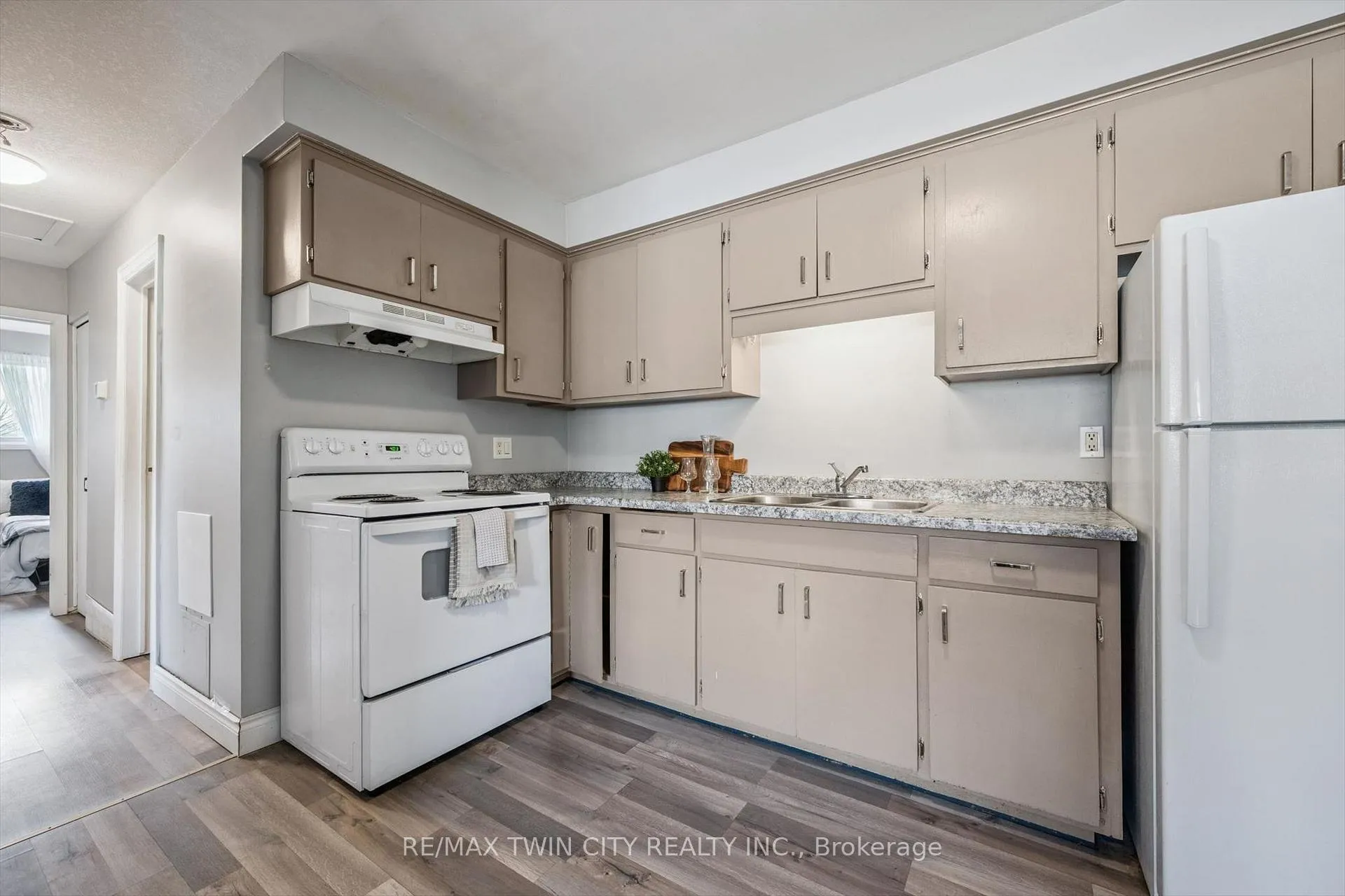 Photo 14 of 27 Vicmount Drive, Kitchener — HOMEH