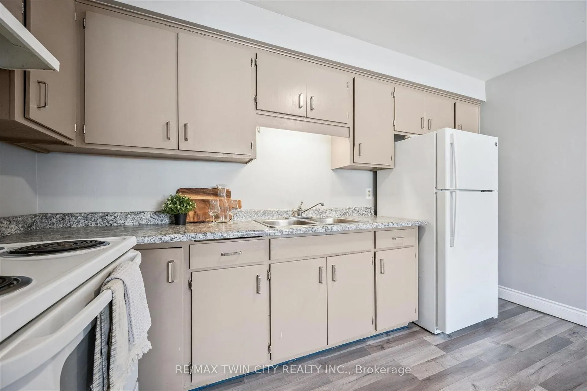 Photo 15 of 27 Vicmount Drive, Kitchener — HOMEH
