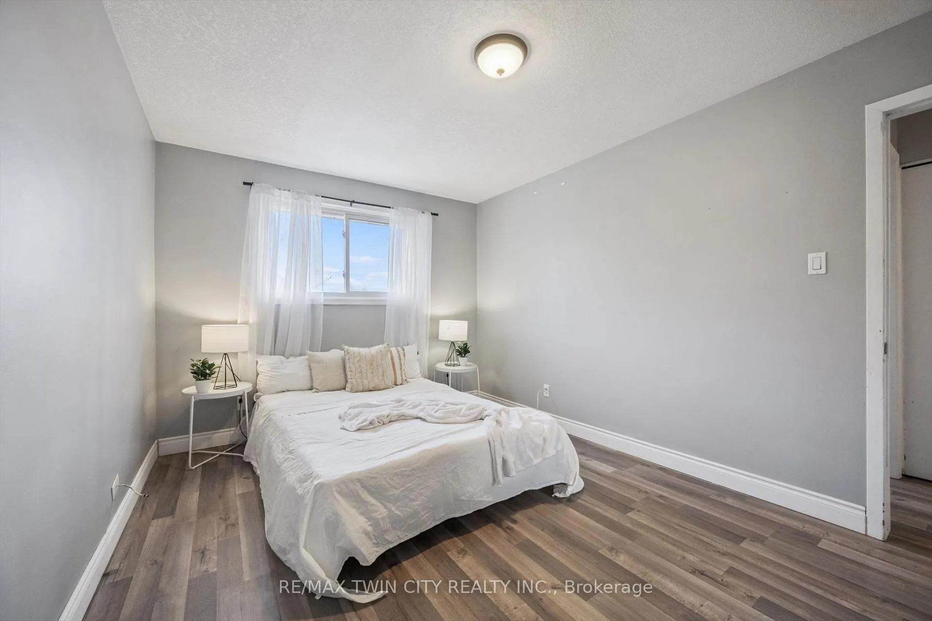 Photo 16 of 27 Vicmount Drive, Kitchener — HOMEH