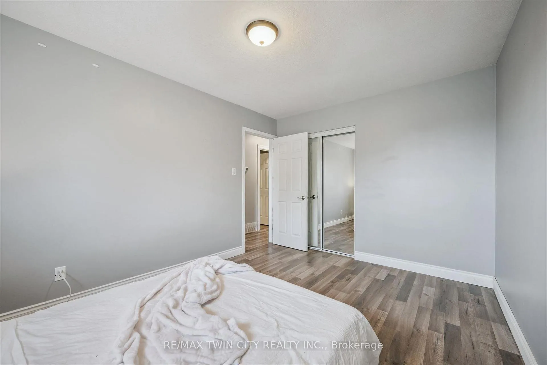 Photo 17 of 27 Vicmount Drive, Kitchener — HOMEH