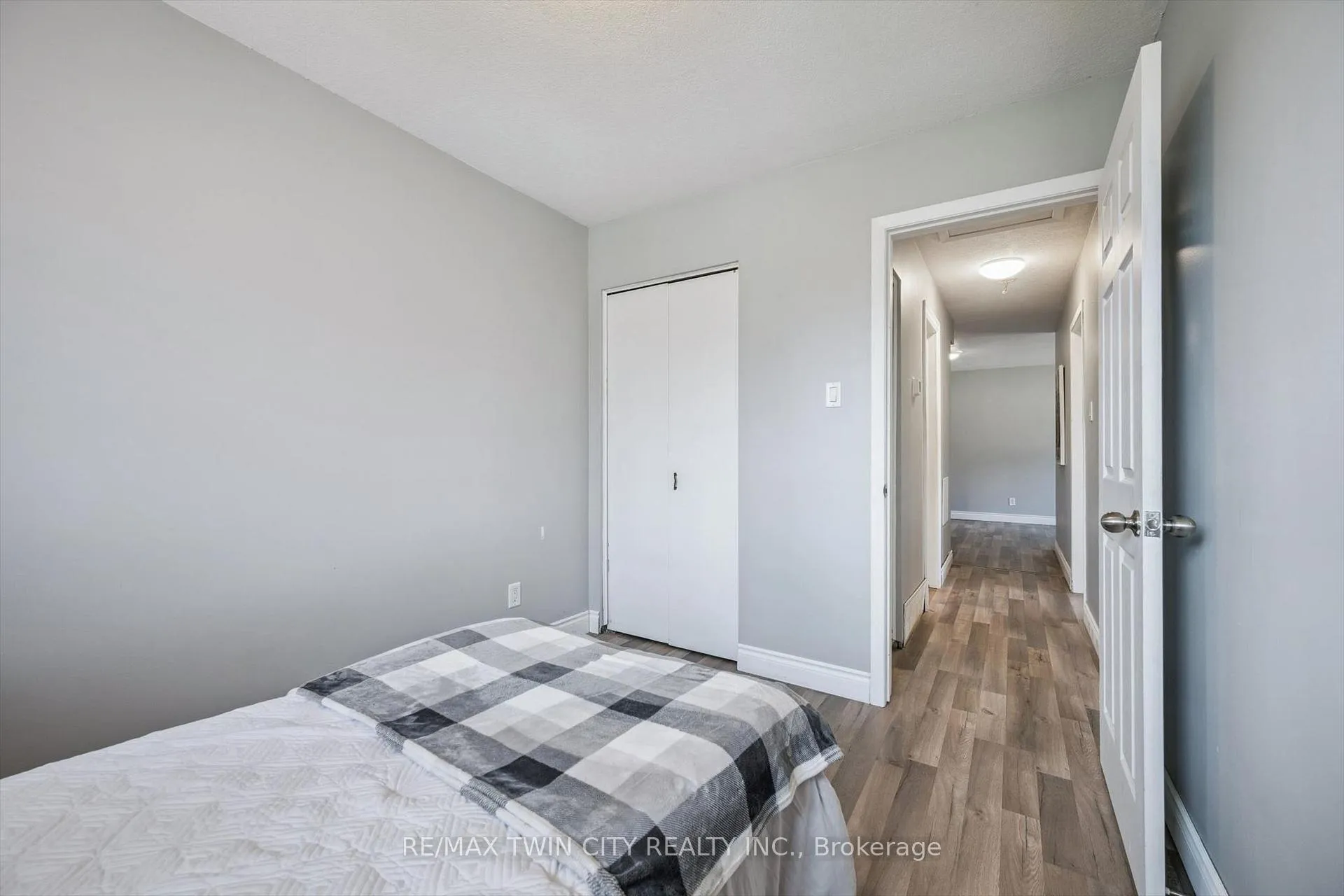 Photo 19 of 27 Vicmount Drive, Kitchener — HOMEH