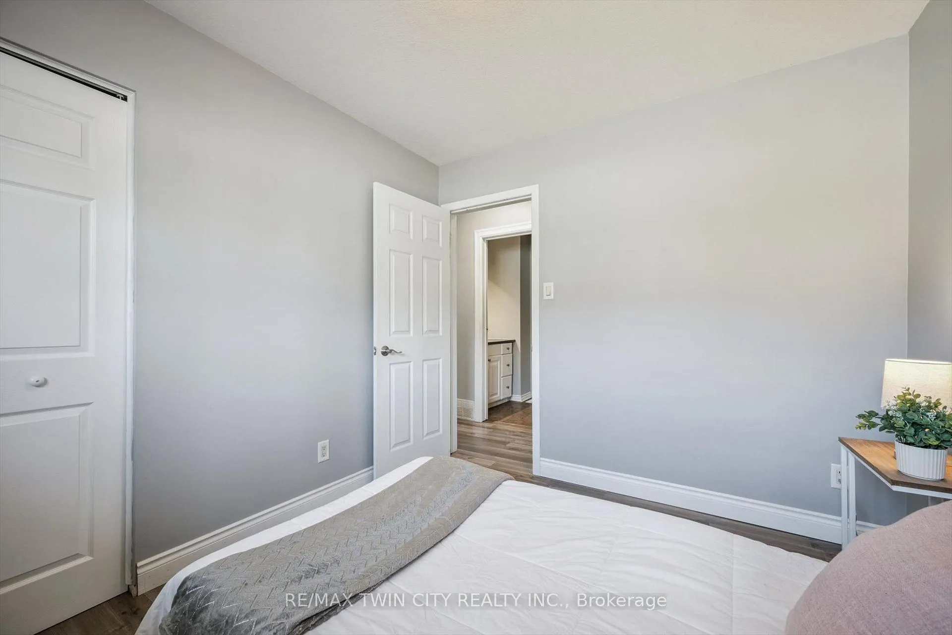 Photo 21 of 27 Vicmount Drive, Kitchener — HOMEH
