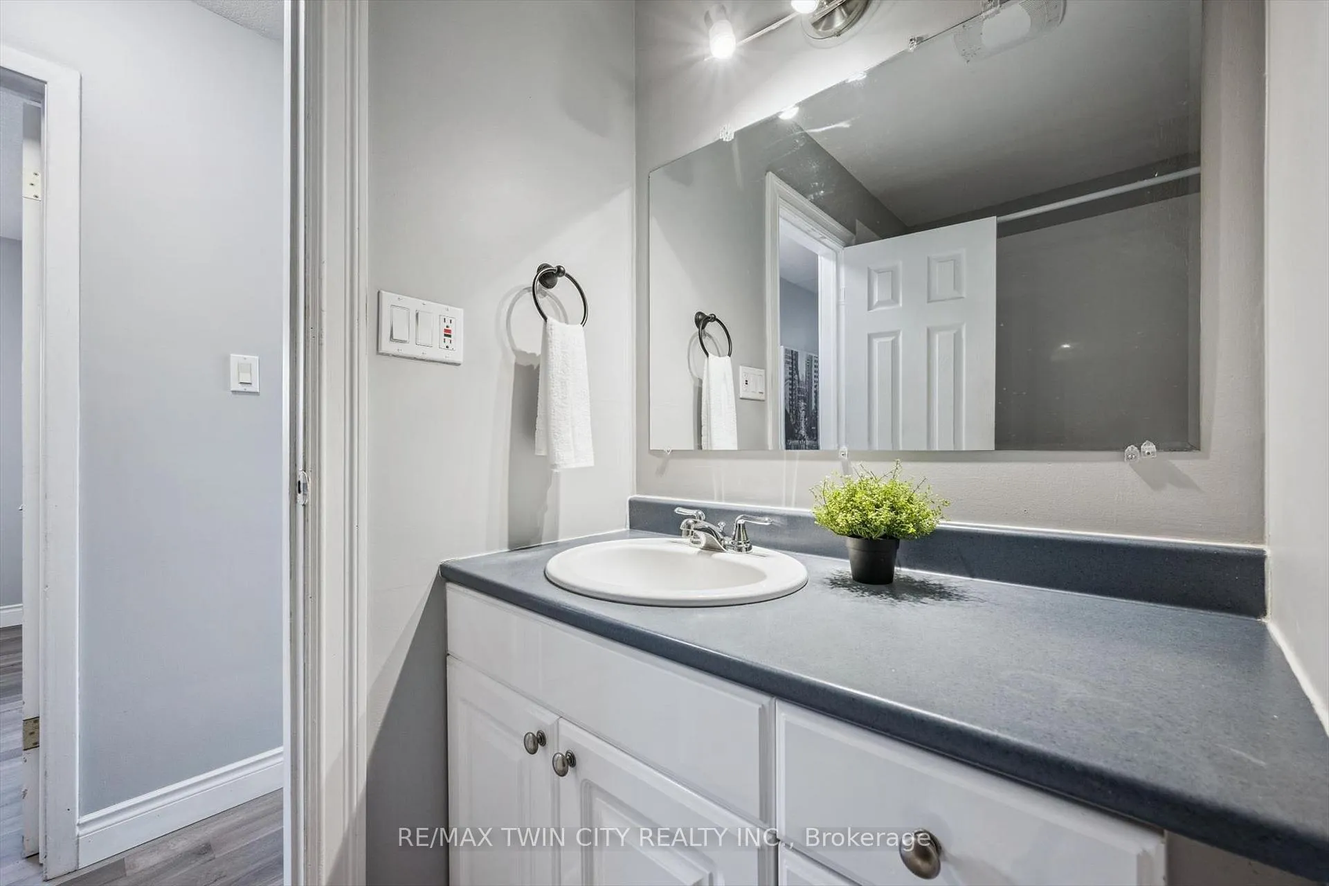 Photo 22 of 27 Vicmount Drive, Kitchener — HOMEH