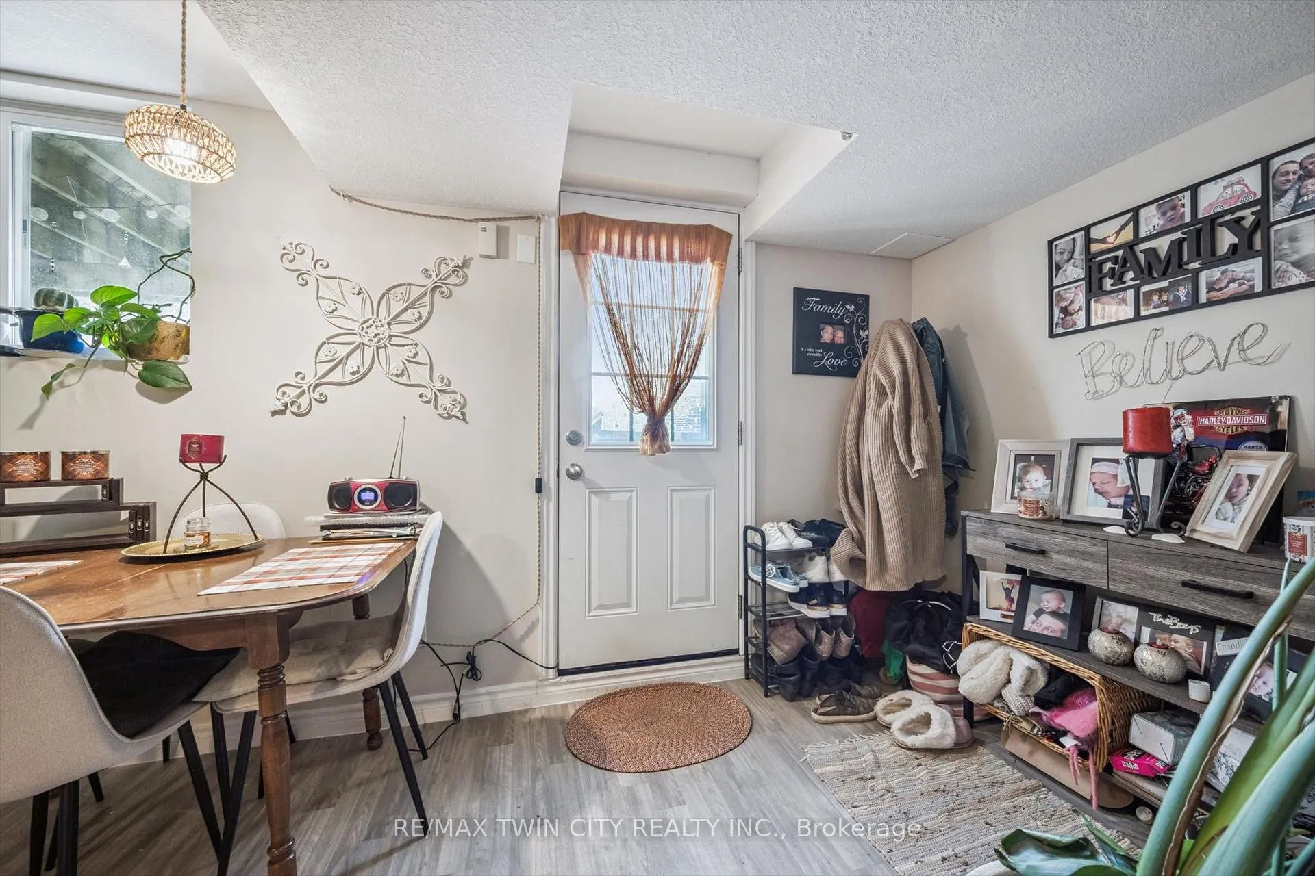 Photo 23 of 27 Vicmount Drive, Kitchener — HOMEH