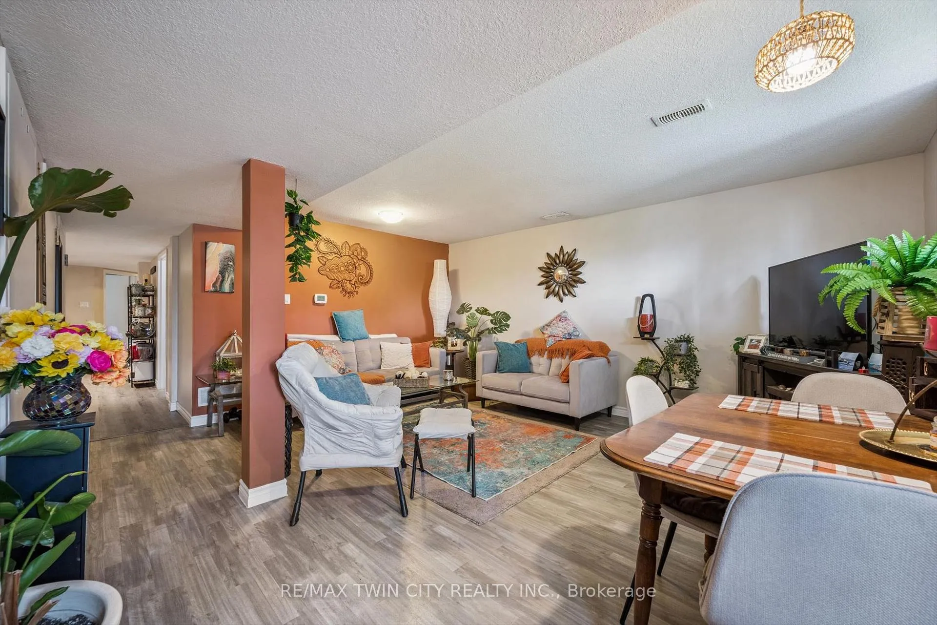 Photo 25 of 27 Vicmount Drive, Kitchener — HOMEH