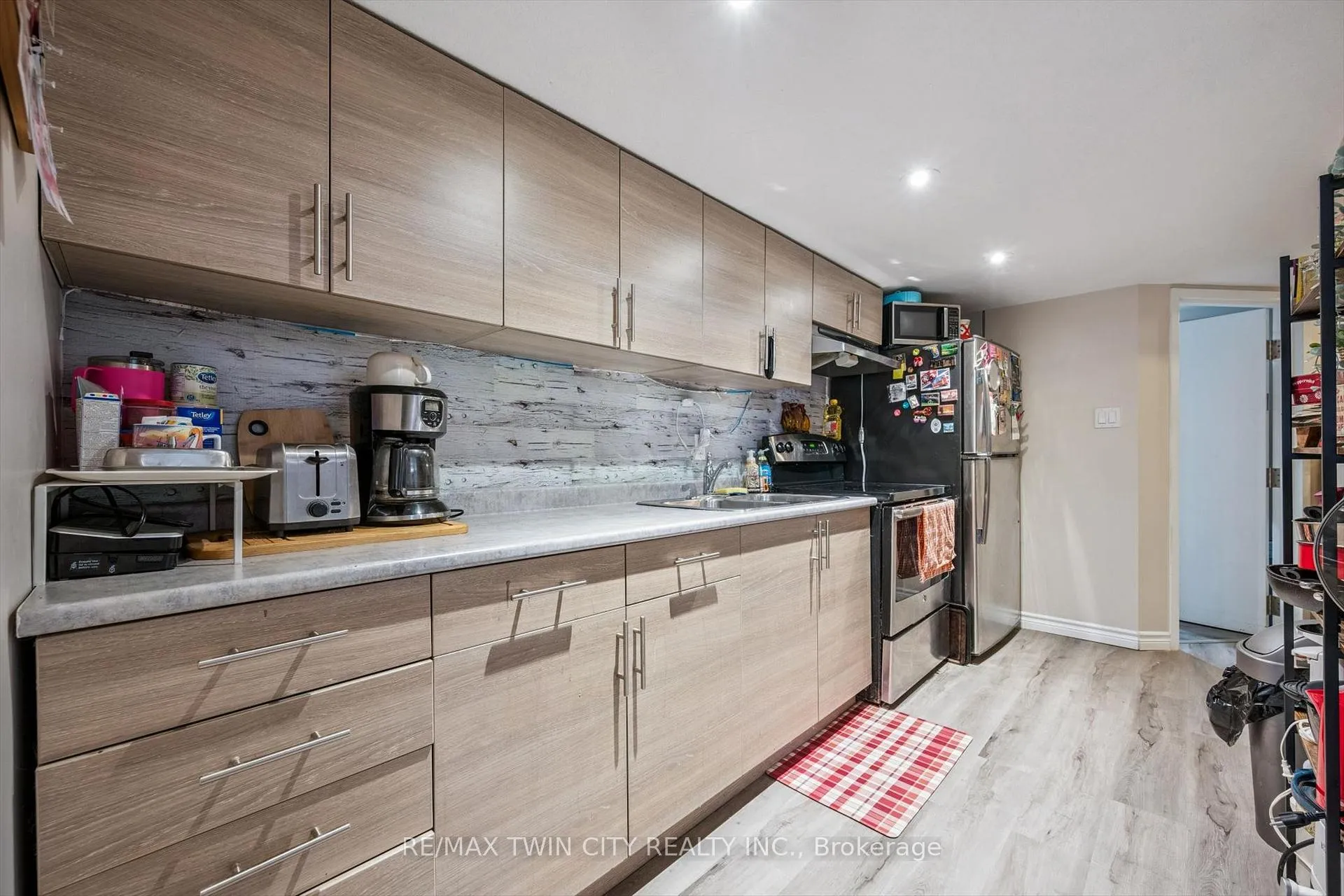 Photo 28 of 27 Vicmount Drive, Kitchener — HOMEH