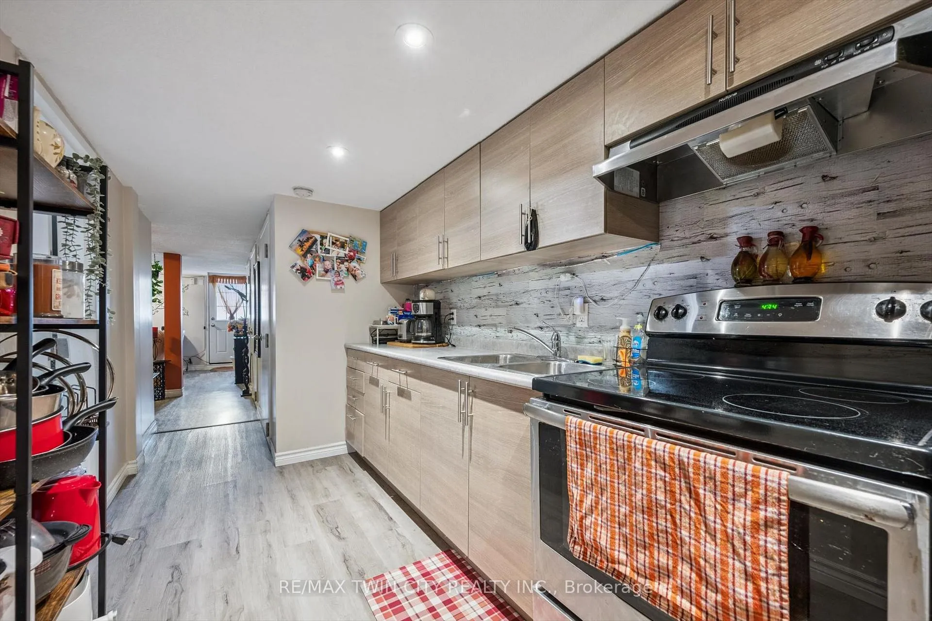Photo 29 of 27 Vicmount Drive, Kitchener — HOMEH