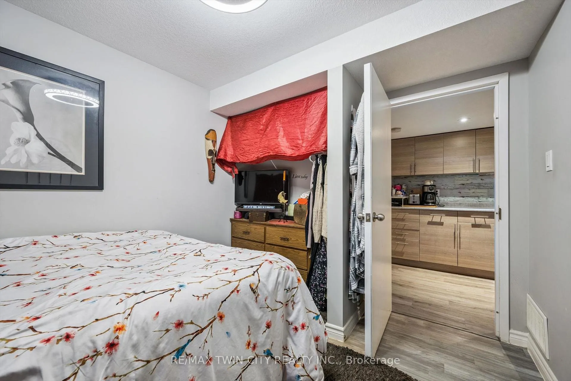 Photo 31 of 27 Vicmount Drive, Kitchener — HOMEH