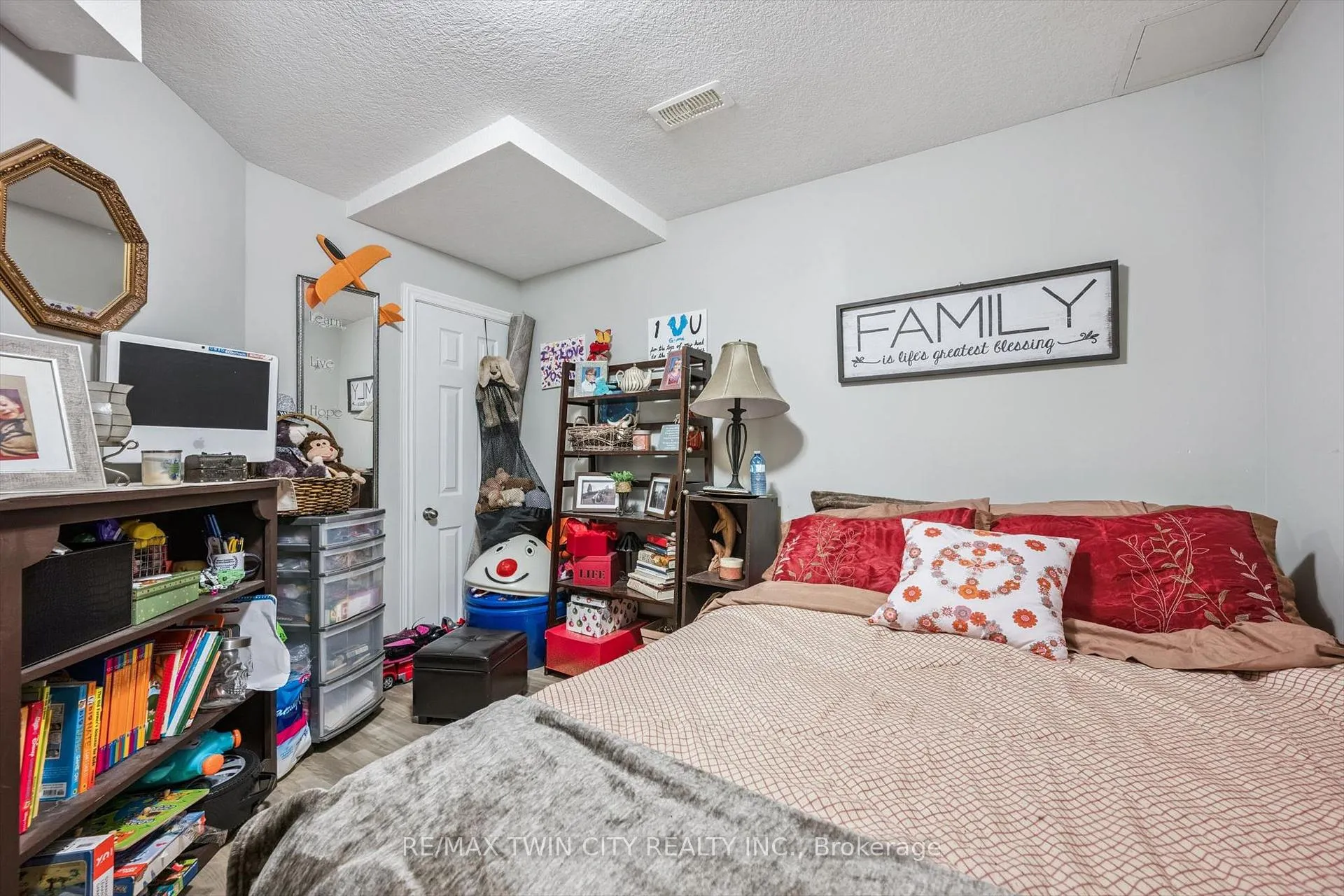 Photo 32 of 27 Vicmount Drive, Kitchener — HOMEH