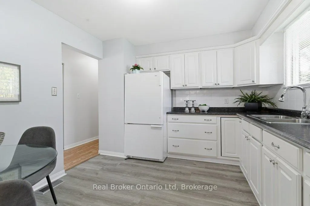 Photo 15 of 68 Settlers Drive, Kitchener — HOMEH