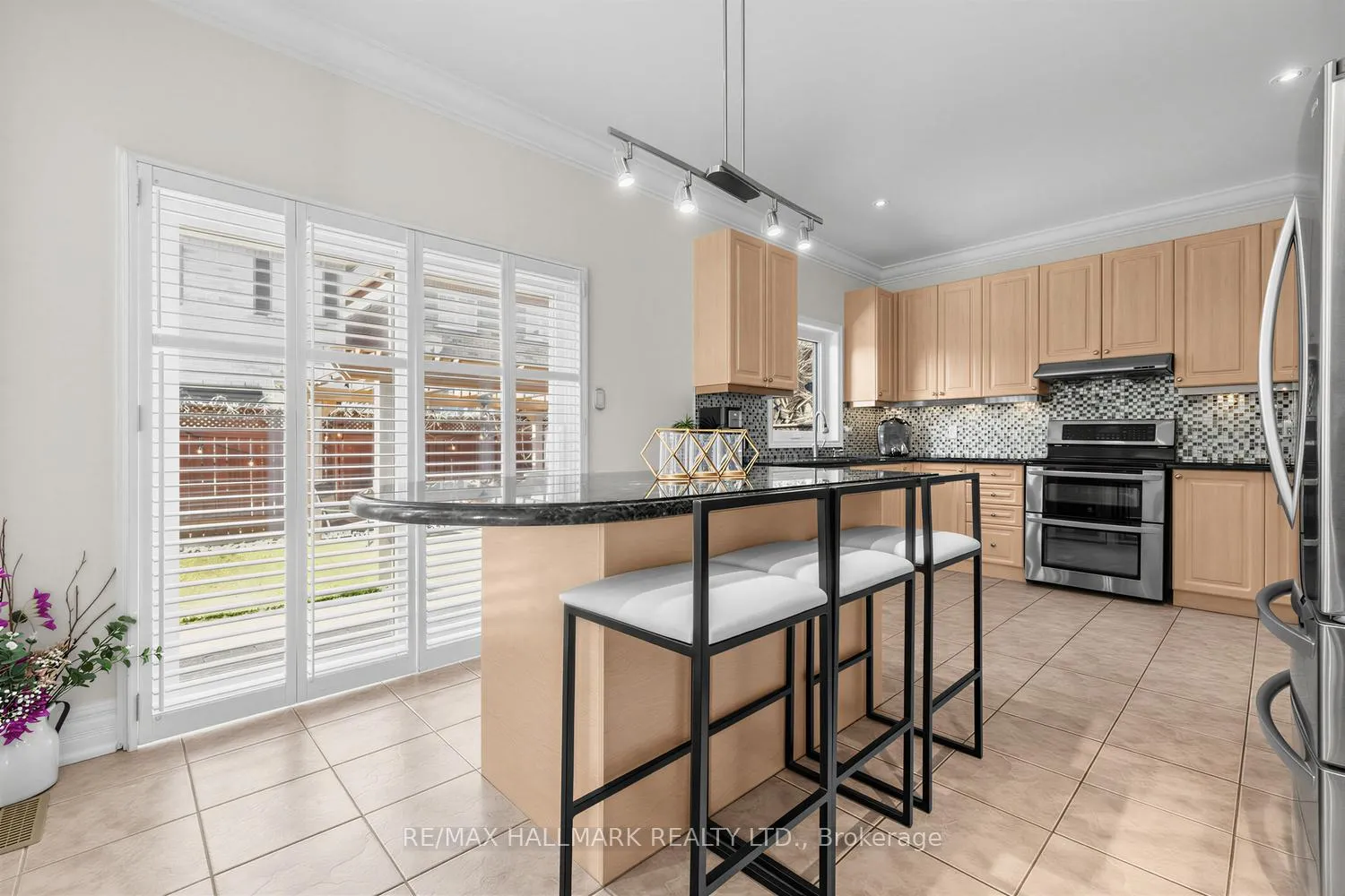 Photo 12 of 341 Kirkvalley Crescent, Aurora, Bayview Wellington — HOMEH