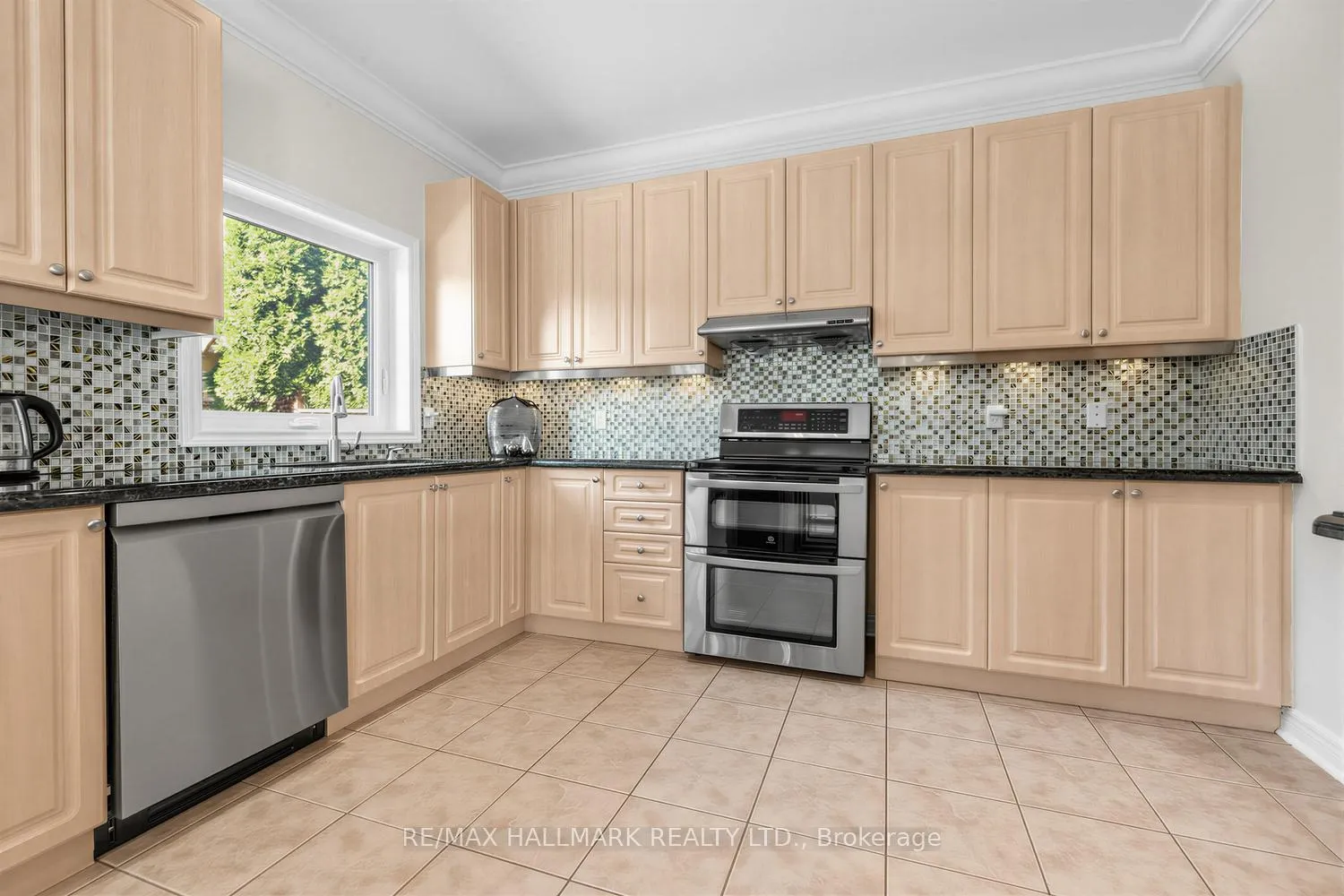 Photo 13 of 341 Kirkvalley Crescent, Aurora, Bayview Wellington — HOMEH