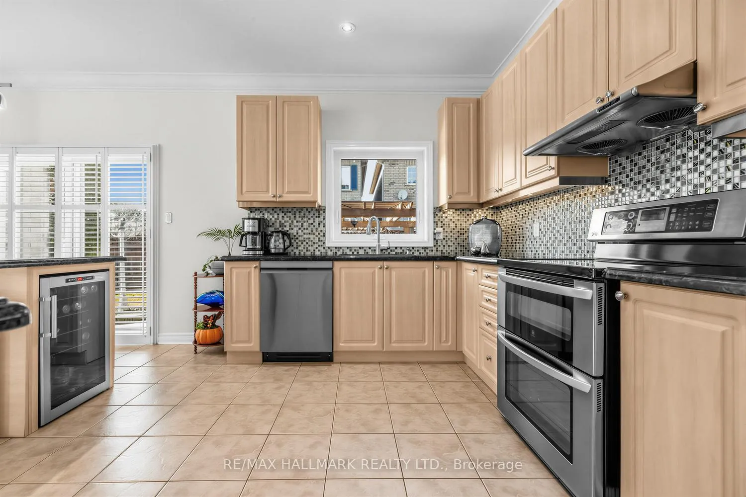 Photo 15 of 341 Kirkvalley Crescent, Aurora, Bayview Wellington — HOMEH