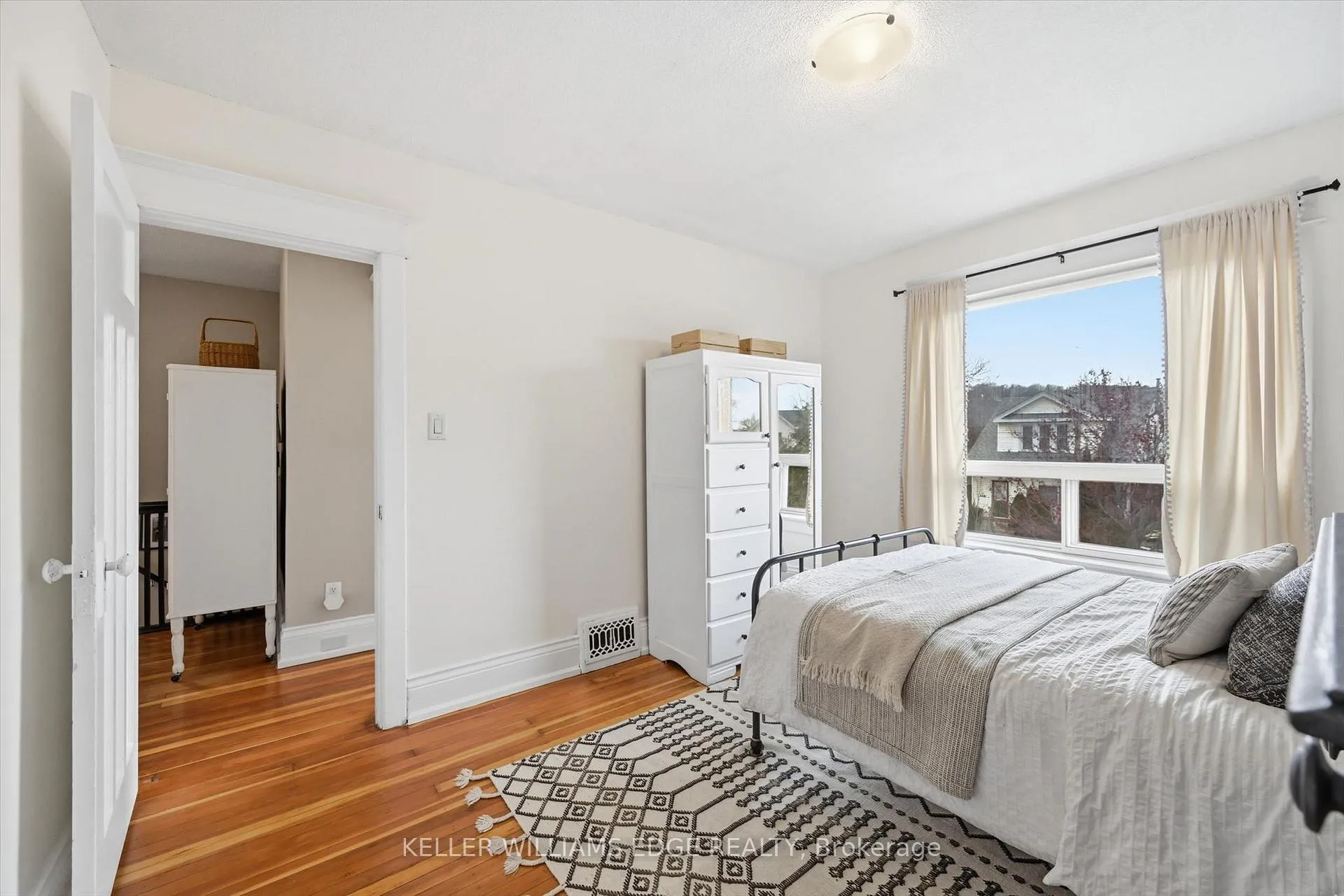 Photo 21 of 153 Graham Avenue S, Hamilton, Delta — HOMEH