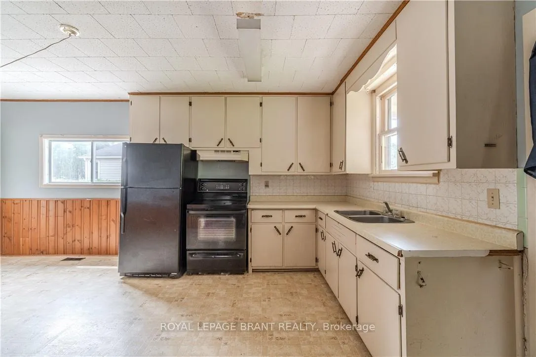 Photo 3 of 978 Norfolk Street N, Norfolk, Simcoe — HOMEH