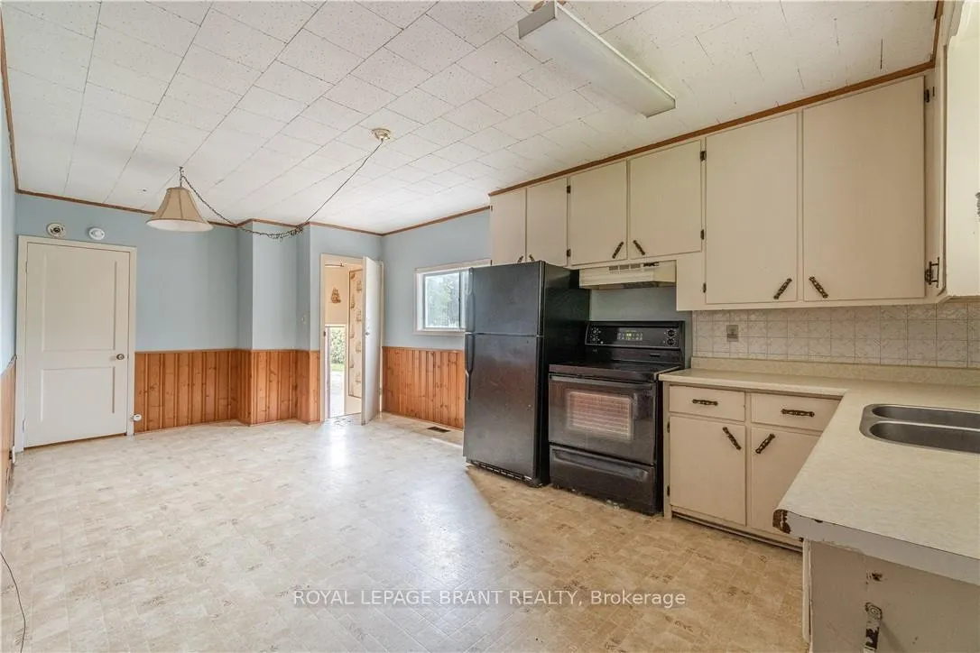 Photo 4 of 978 Norfolk Street N, Norfolk, Simcoe — HOMEH
