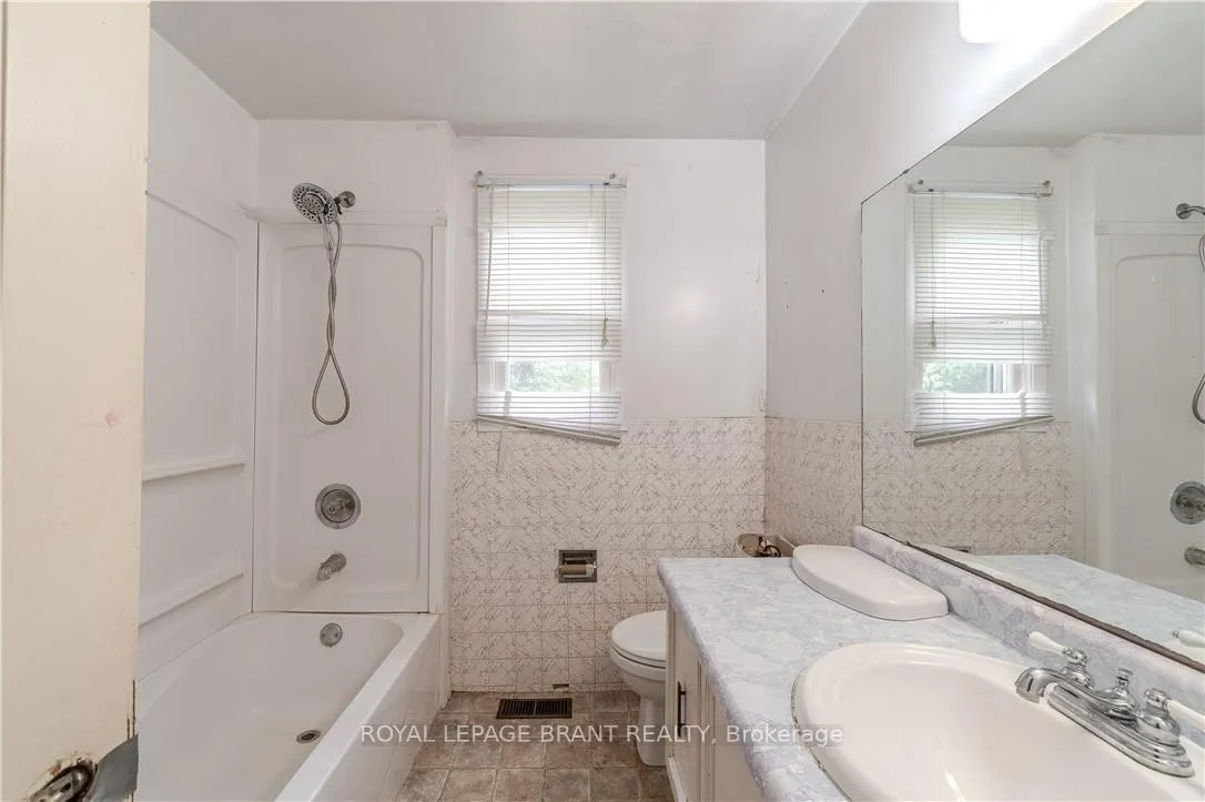 Photo 5 of 978 Norfolk Street N, Norfolk, Simcoe — HOMEH
