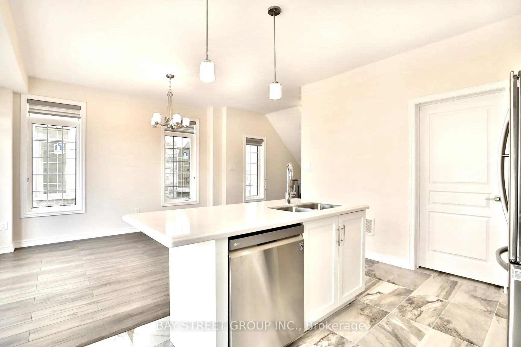 Photo 11 of Unit 7, 3026 Postridge Drive, Oakville, Joshua Meadows — HOMEH