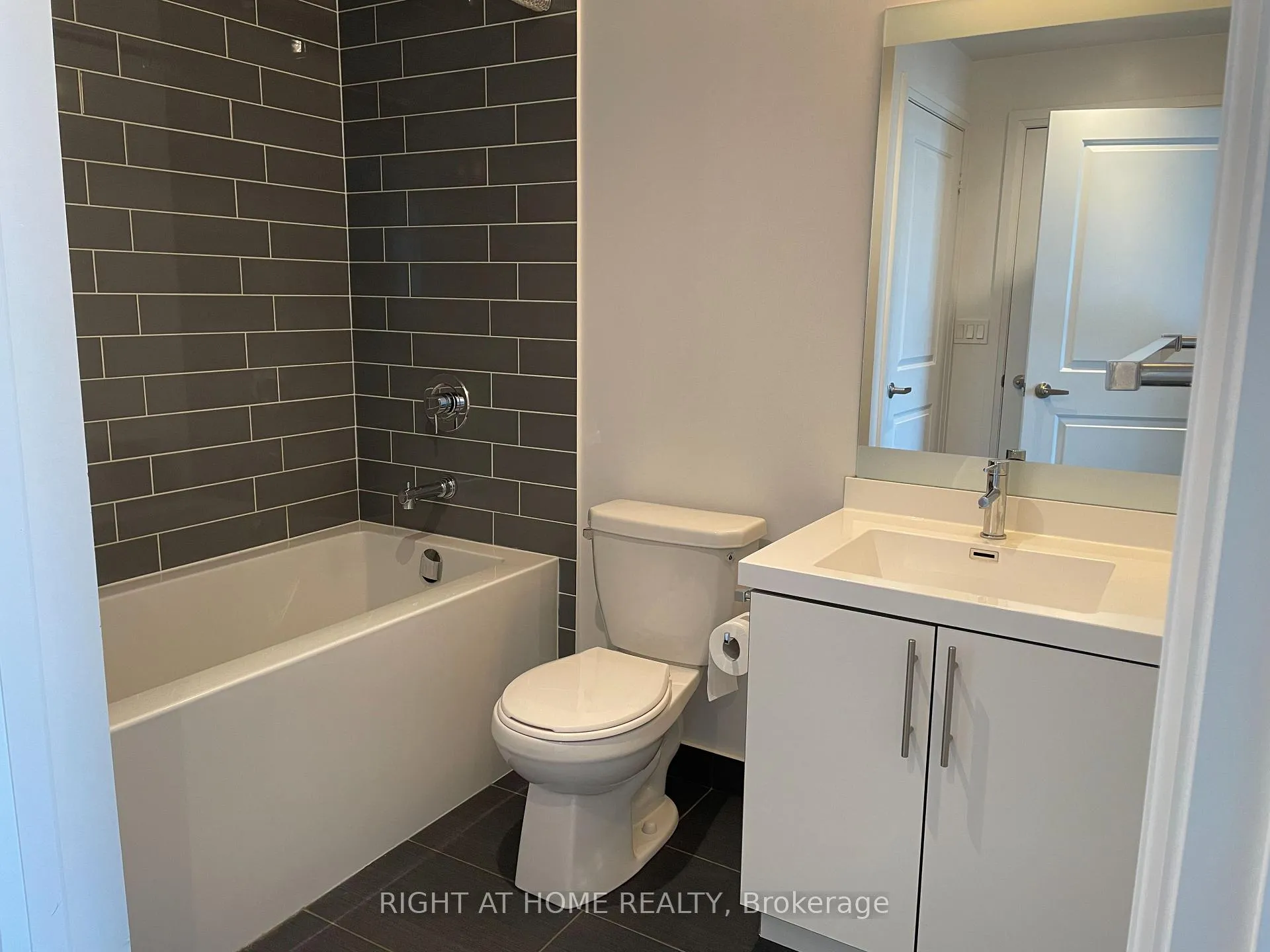Photo 14 of Unit 410, 55 Speers Road, Oakville, Central — HOMEH