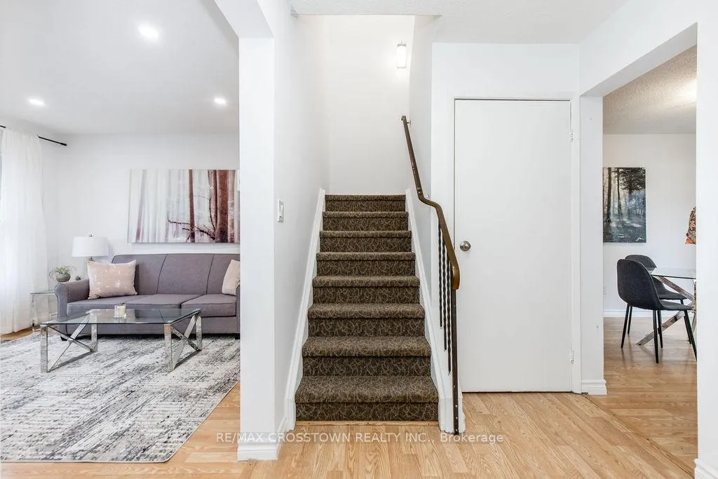 Photo 7 of 34 Kipling Place, Barrie, Letitia Heights — HOMEH