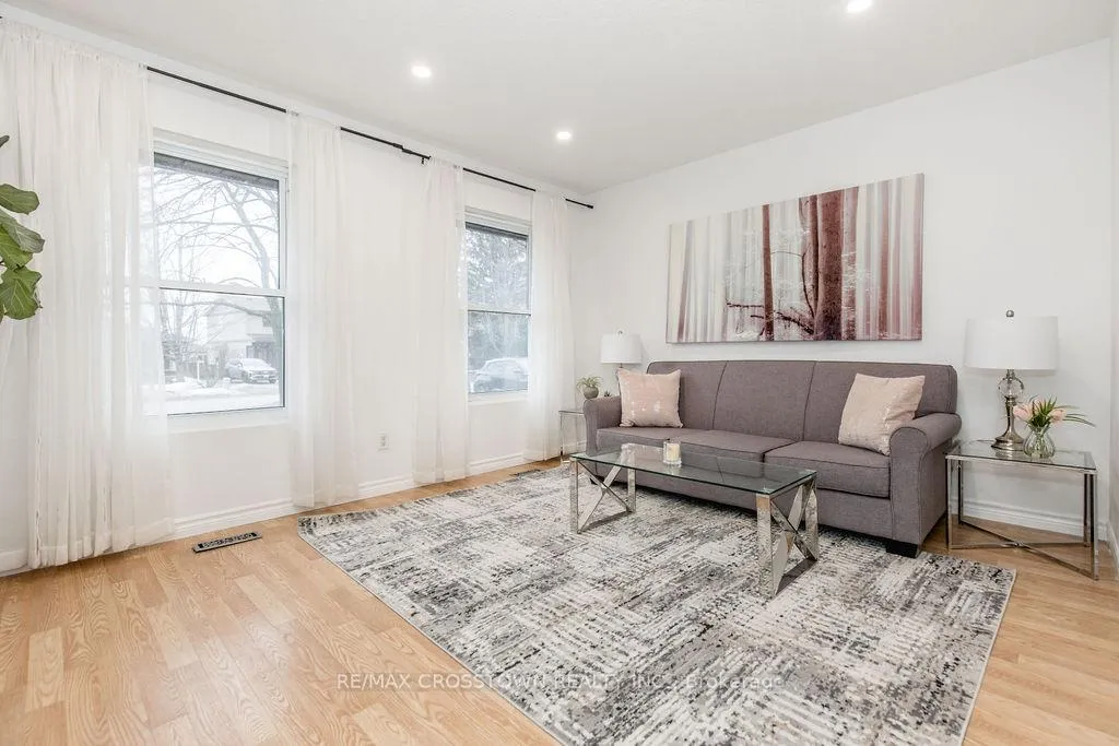 Photo 8 of 34 Kipling Place, Barrie, Letitia Heights — HOMEH
