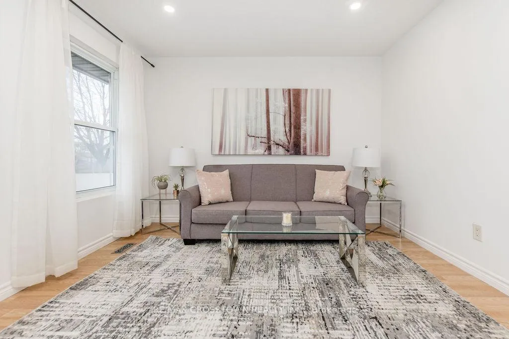Photo 9 of 34 Kipling Place, Barrie, Letitia Heights — HOMEH