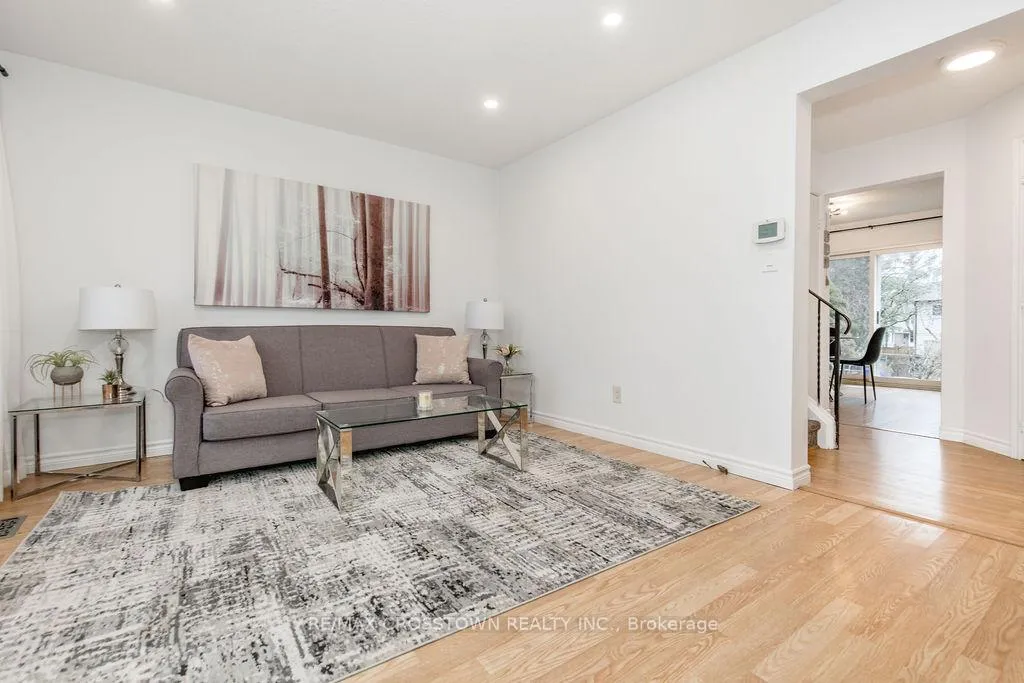 Photo 10 of 34 Kipling Place, Barrie, Letitia Heights — HOMEH