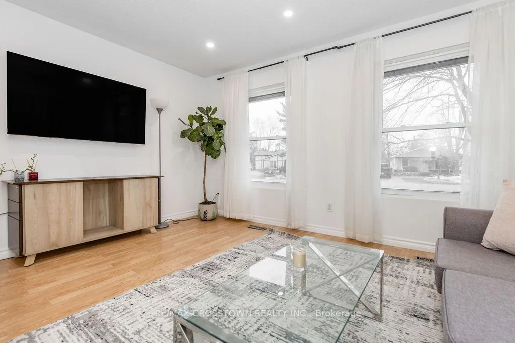 Photo 12 of 34 Kipling Place, Barrie, Letitia Heights — HOMEH