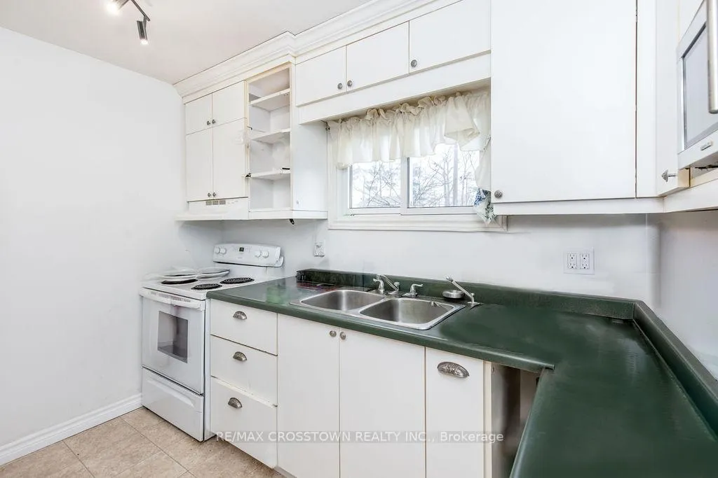 Photo 17 of 34 Kipling Place, Barrie, Letitia Heights — HOMEH