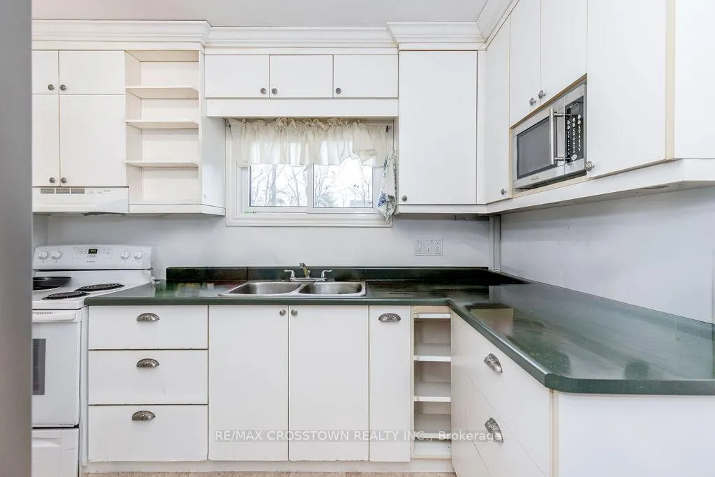 Photo 18 of 34 Kipling Place, Barrie, Letitia Heights — HOMEH