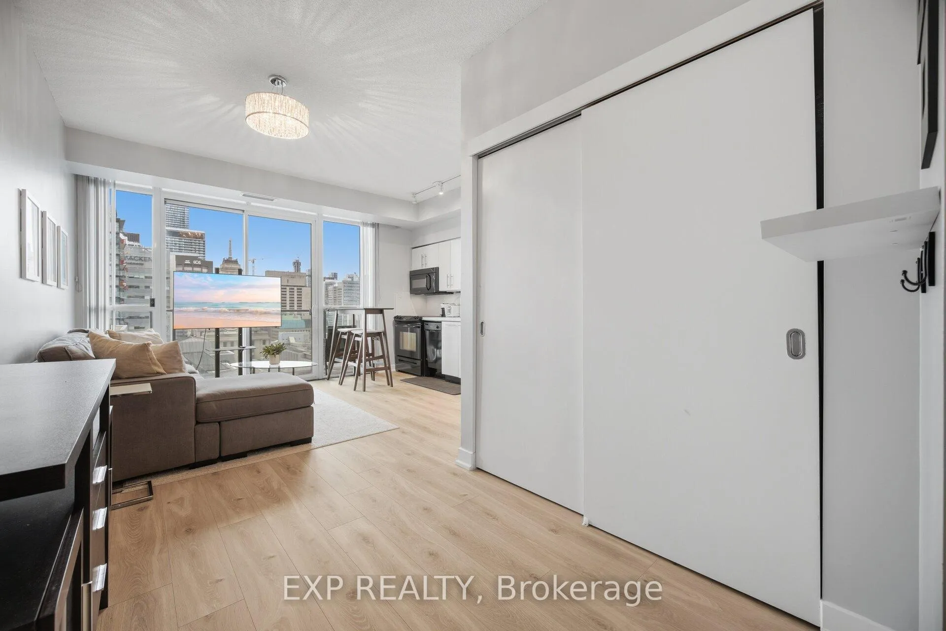 Photo 8 of Unit 1907, 126 Simcoe Street, Toronto, Waterfront Communities — HOMEH
