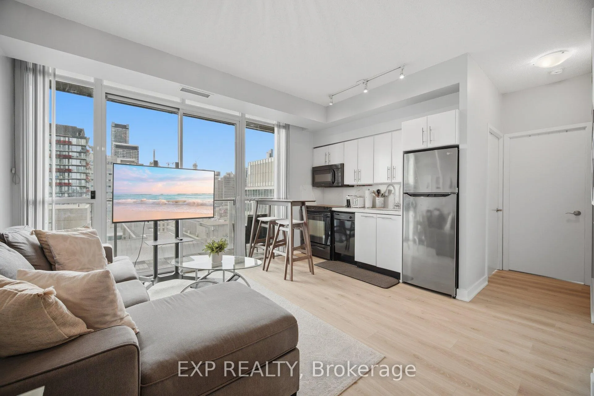 Photo 9 of Unit 1907, 126 Simcoe Street, Toronto, Waterfront Communities — HOMEH