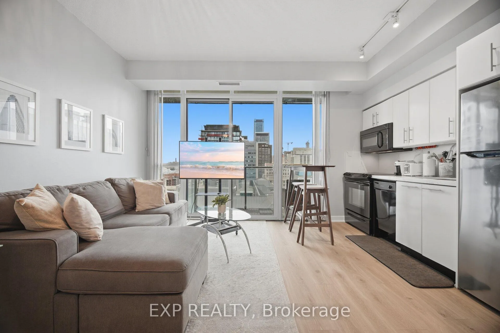 Photo 10 of Unit 1907, 126 Simcoe Street, Toronto, Waterfront Communities — HOMEH