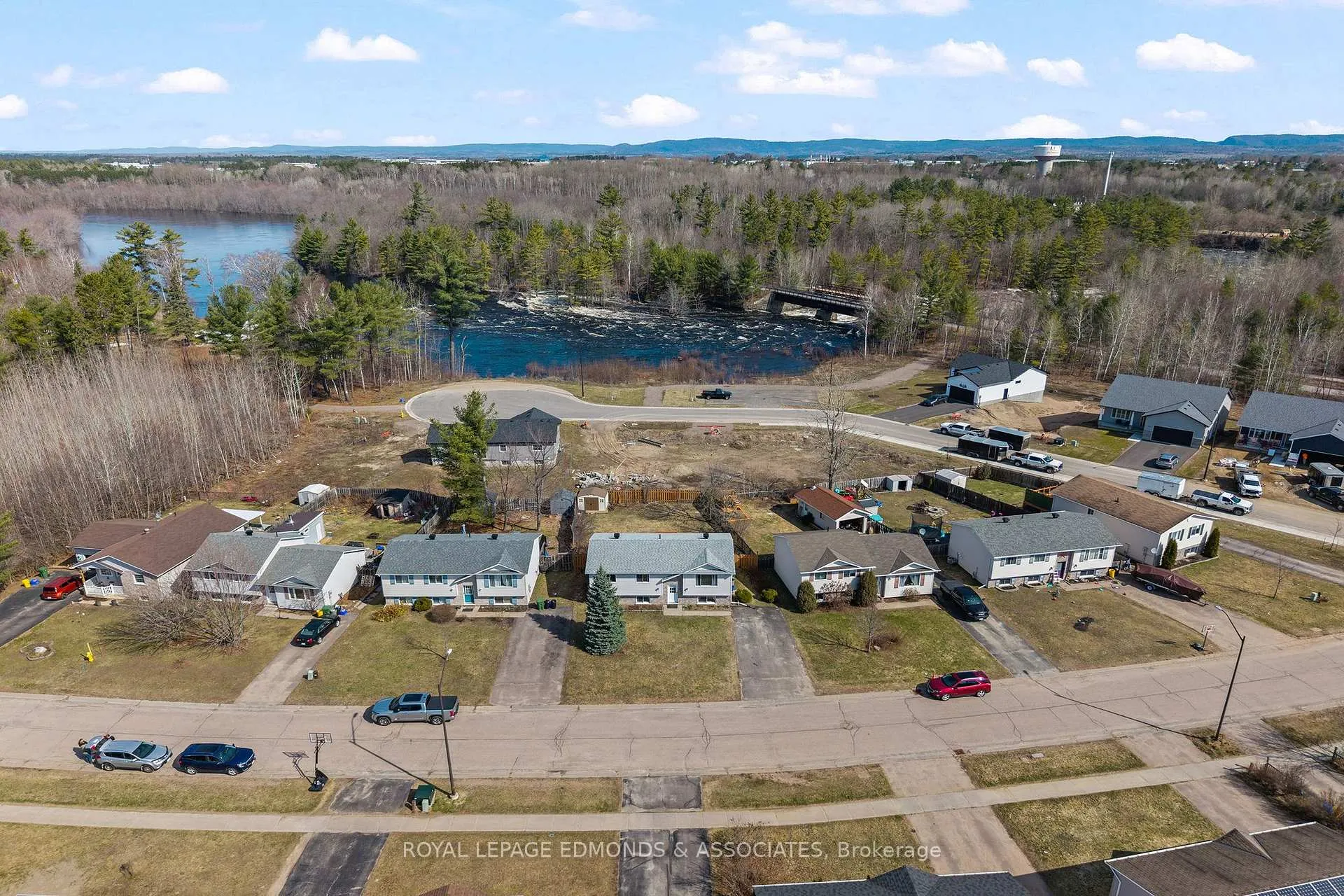 Photo 2 of 8 Gerald Avenue, Petawawa — HOMEH