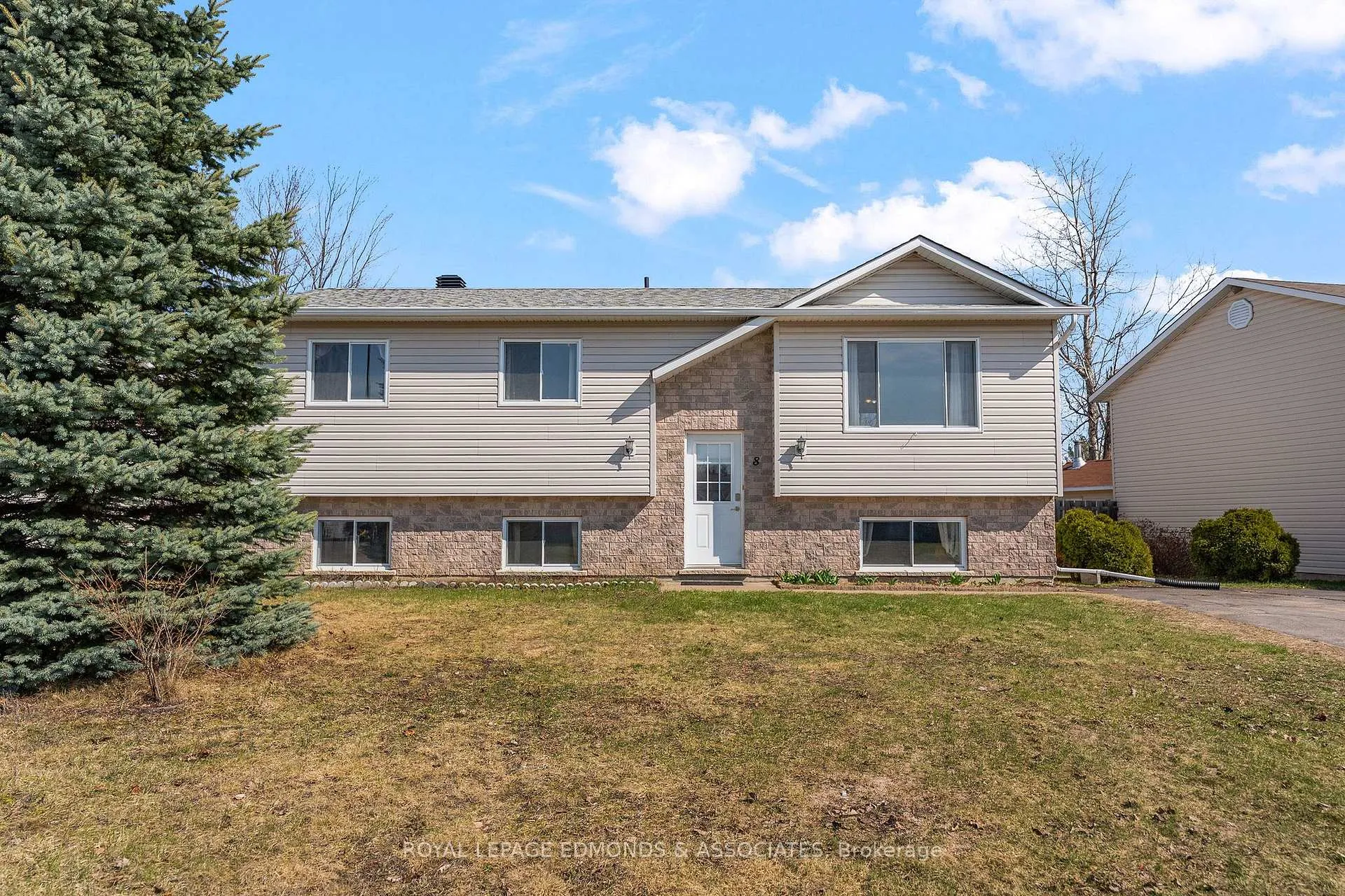 Photo 3 of 8 Gerald Avenue, Petawawa — HOMEH