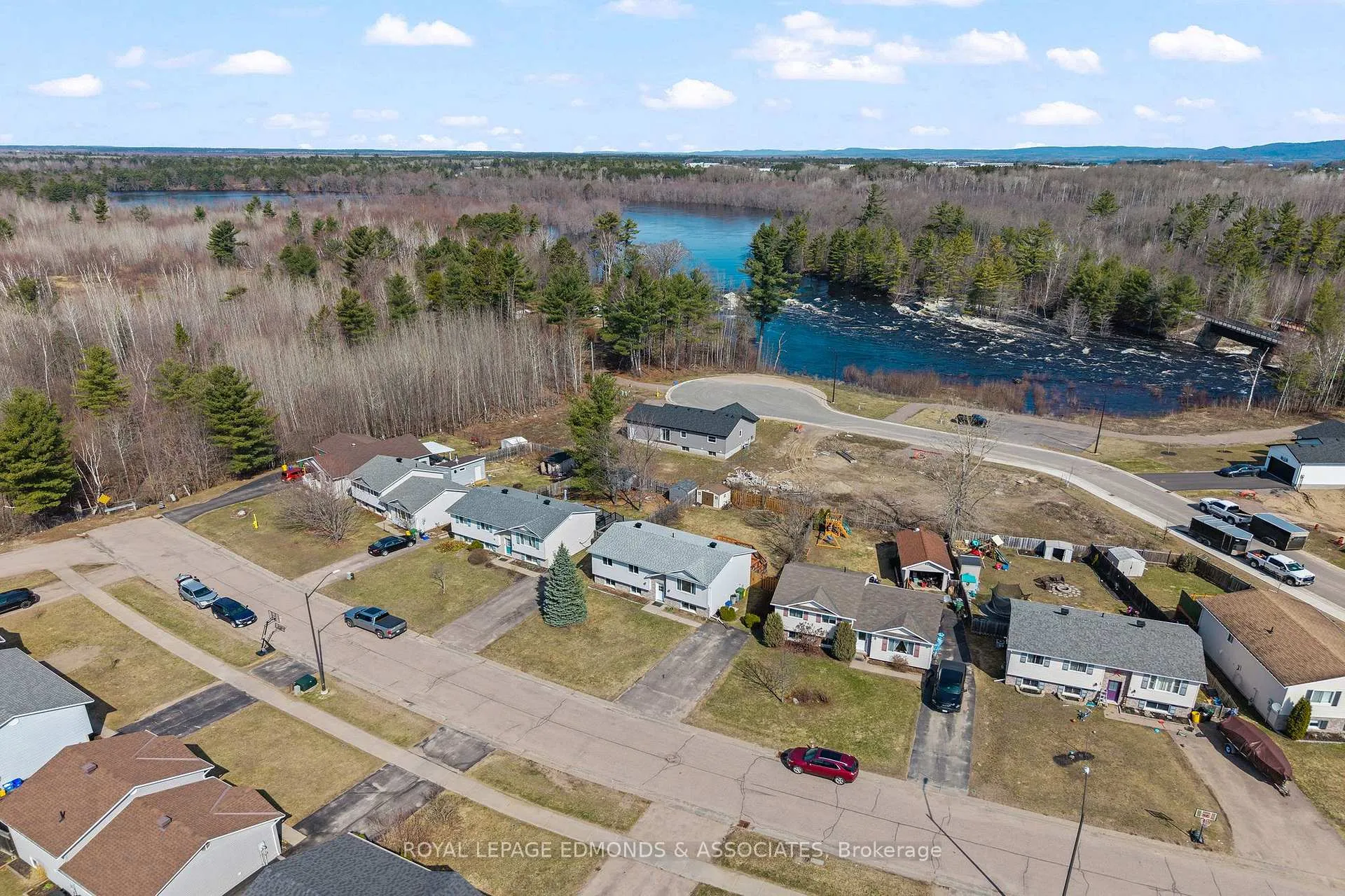 Photo 4 of 8 Gerald Avenue, Petawawa — HOMEH
