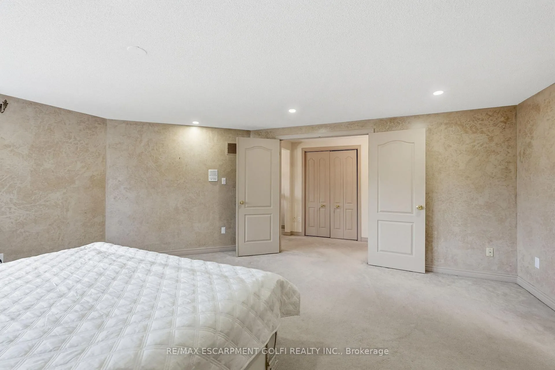 Photo 14 of 113 Meadowlands Boulevard, Hamilton, Meadowlands — HOMEH