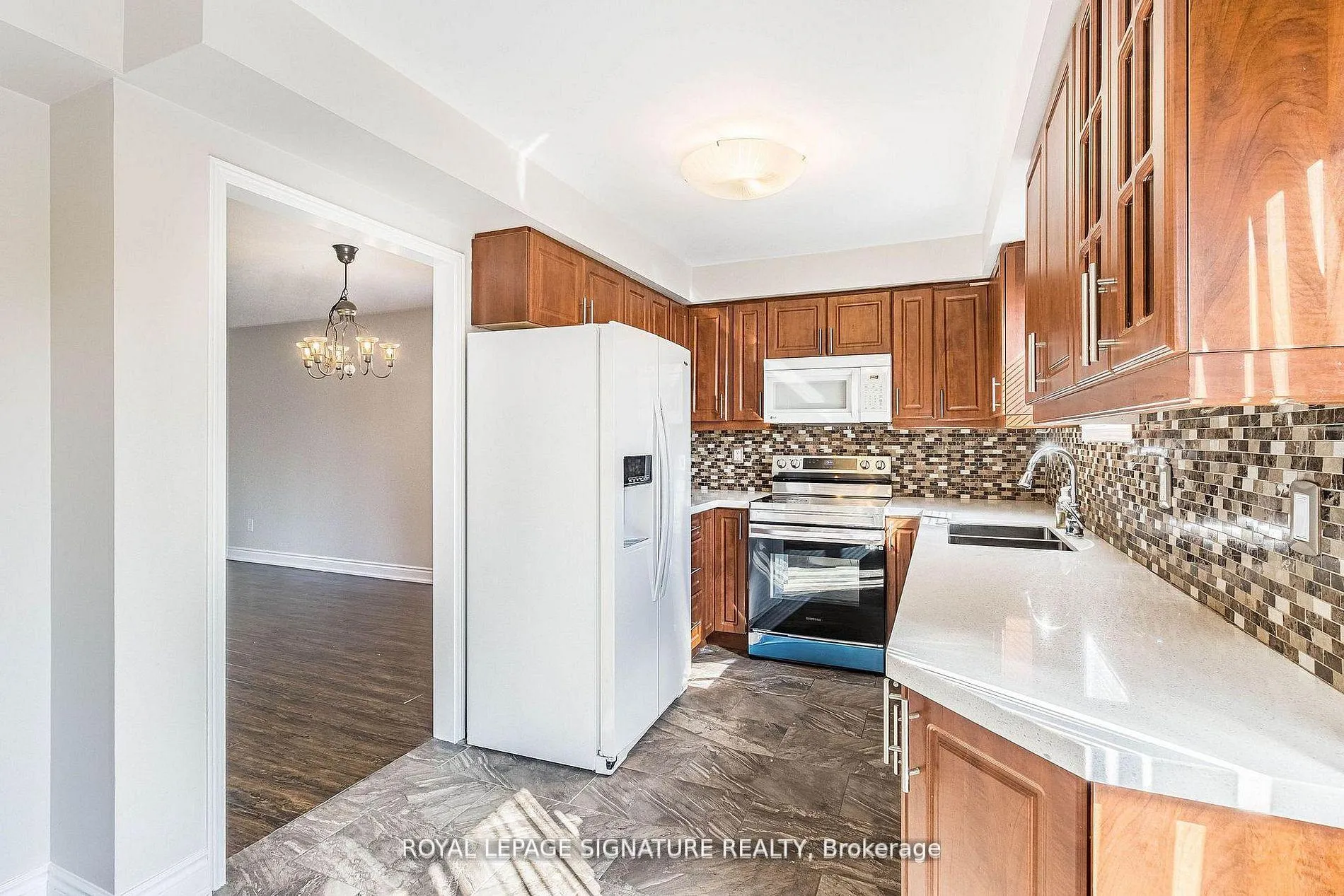Photo 5 of 37 Richwood Crescent, Brampton, Bram West — HOMEH