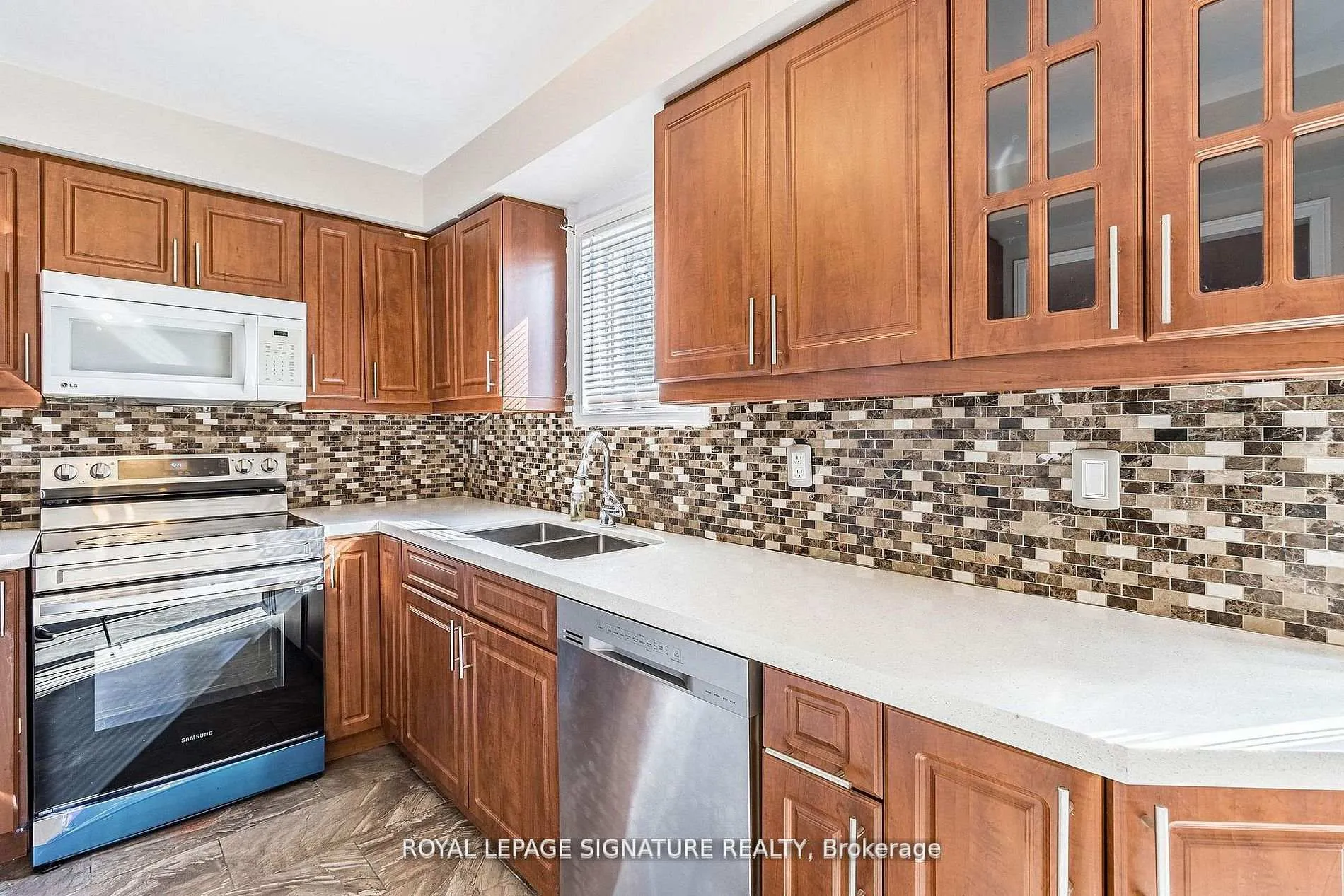 Photo 6 of 37 Richwood Crescent, Brampton, Bram West — HOMEH