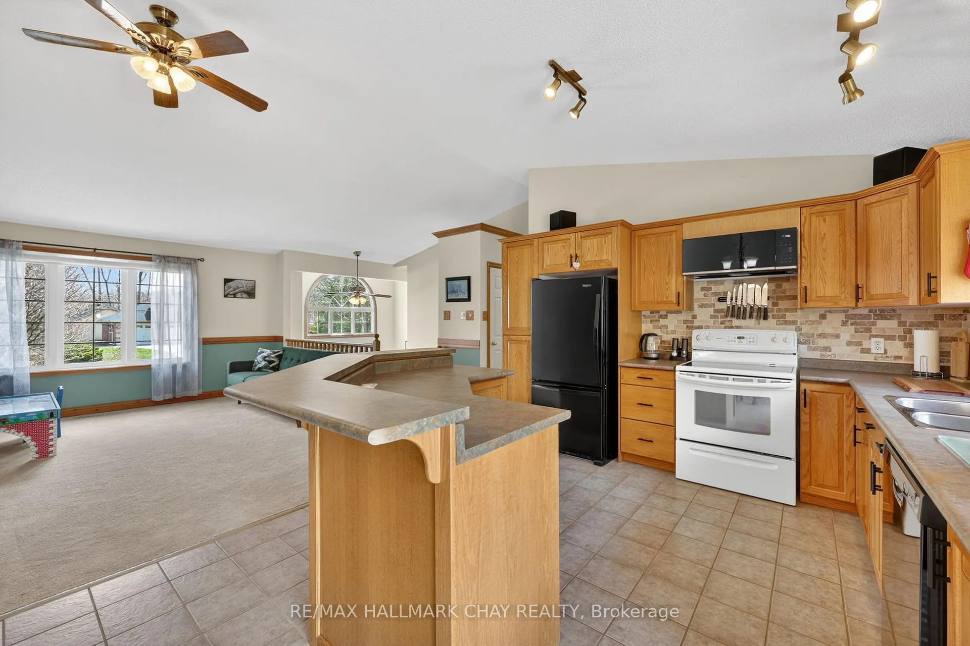 Photo 16 of 34 Rodrium Road, Wasaga Beach — HOMEH